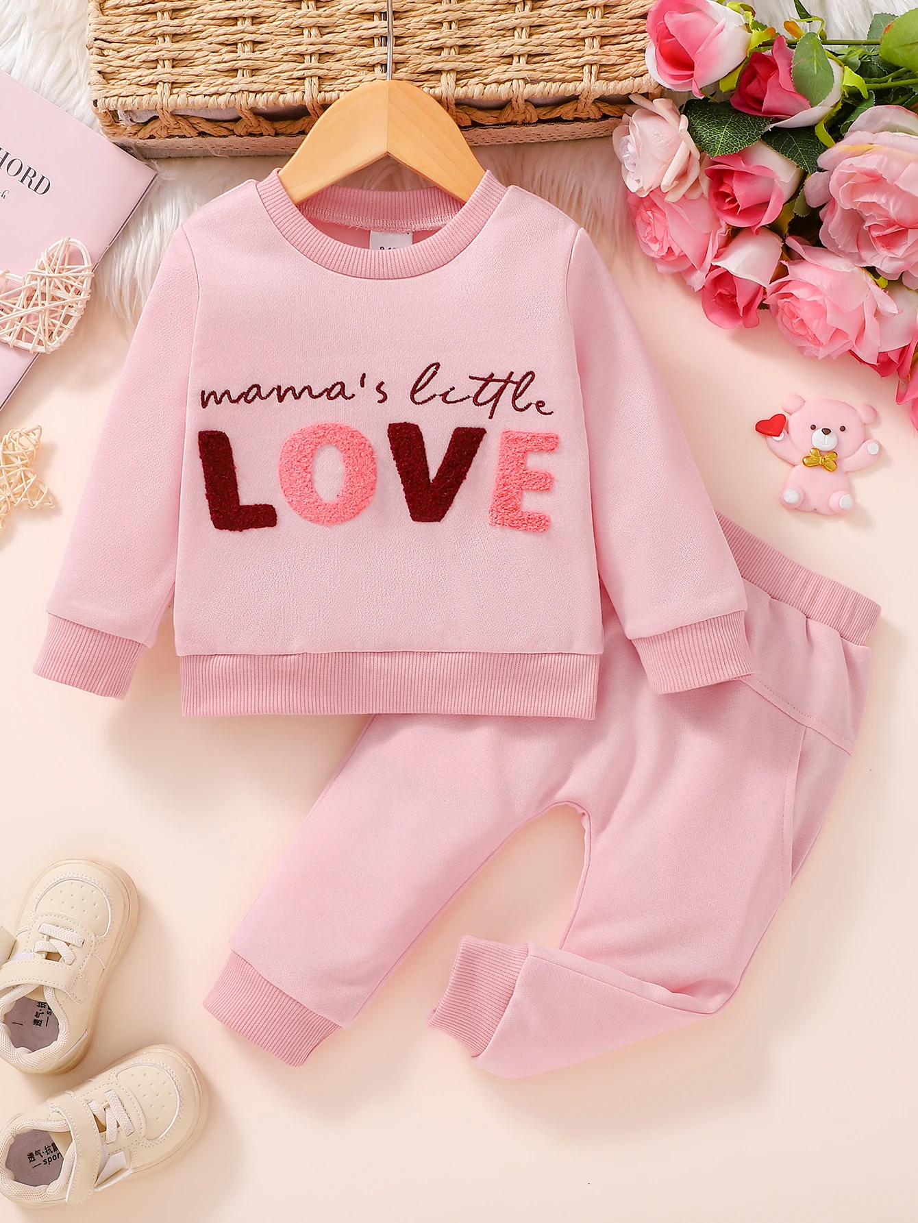 conjunto-de-roupas-para-meninas-sweet-home-rosa-com-moletom-com-letras-em-flocagem-'mama's-little-love'-calcas-com-punhos-conjunto-de-duas-pecas