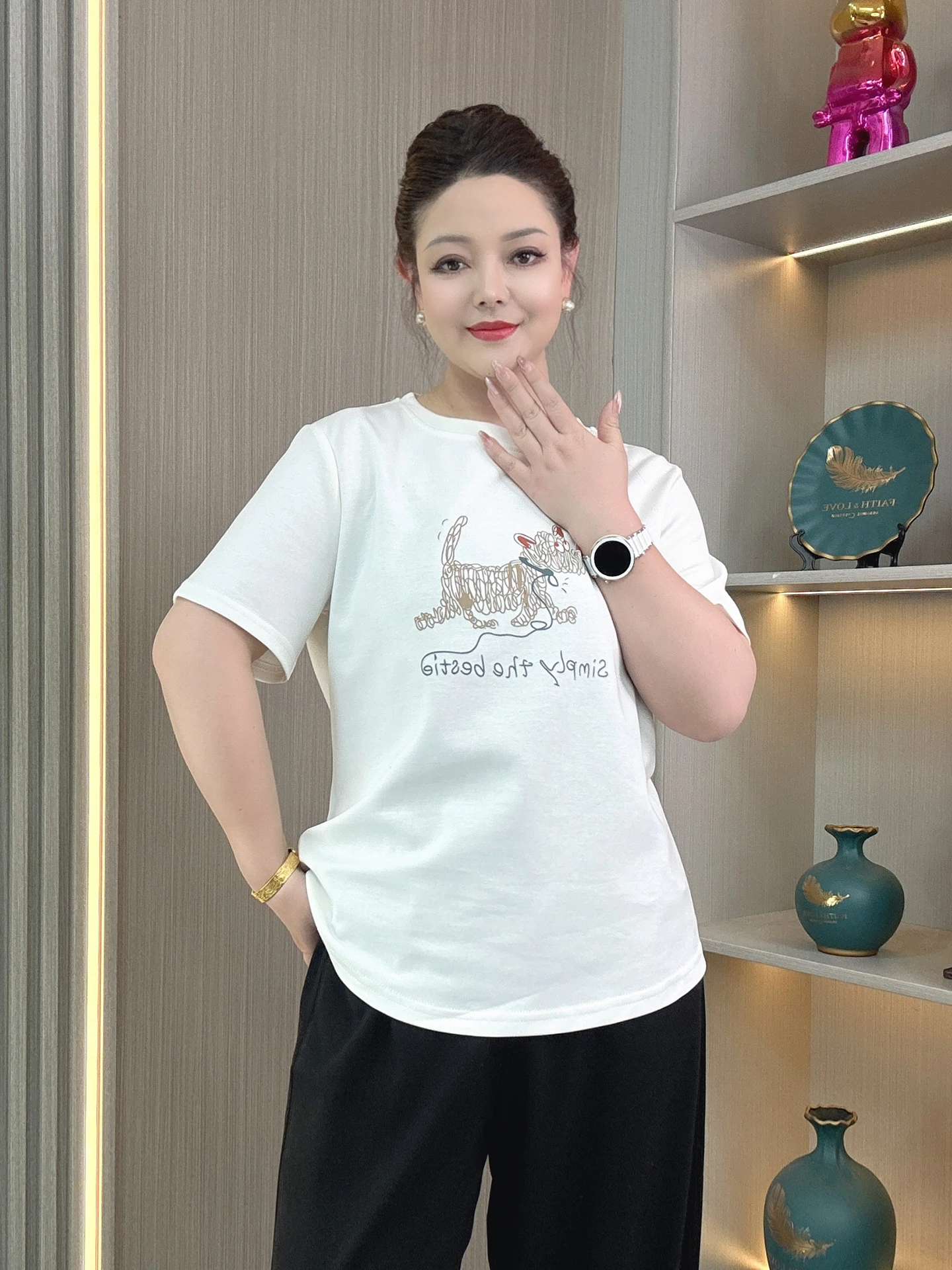 

Новая летняя повседневная модная белая футболка с коротким рукавом и мультяшным принтом, больших размеров, свободного кроя, стройнящая, женская, для ношения под одеждой