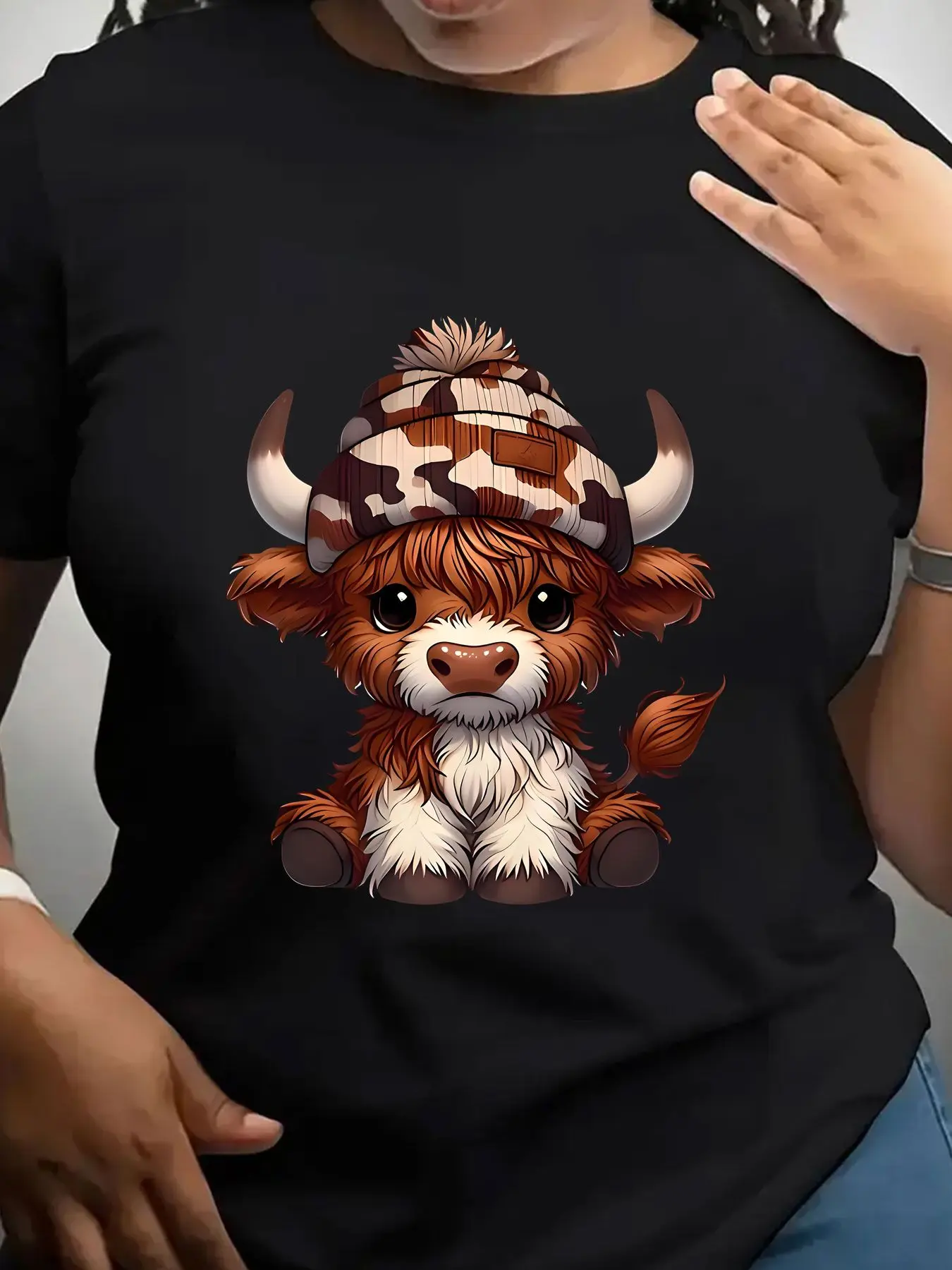 Women's Trendy Crew Neck T-Shirt Cute Highland Cow Wearing Hat Suitable for Casual Sportswear