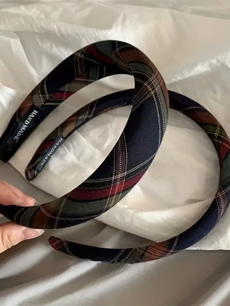 Damen-Haarbänder im schottischen Retro-Karo-Muster, Retro-Frisuren, Duttfrisuren, Haaraccessoires und Kleidung für den Alltag und formelle Anlässe – Detail 1