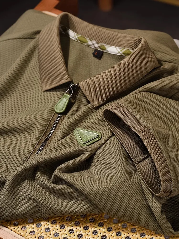 

Новая летняя мужская рубашка в стиле кэжуал с коротким рукавом, на молнии, с кожаной нашивкой на воротнике, с перфорацией в виде сот, модная.