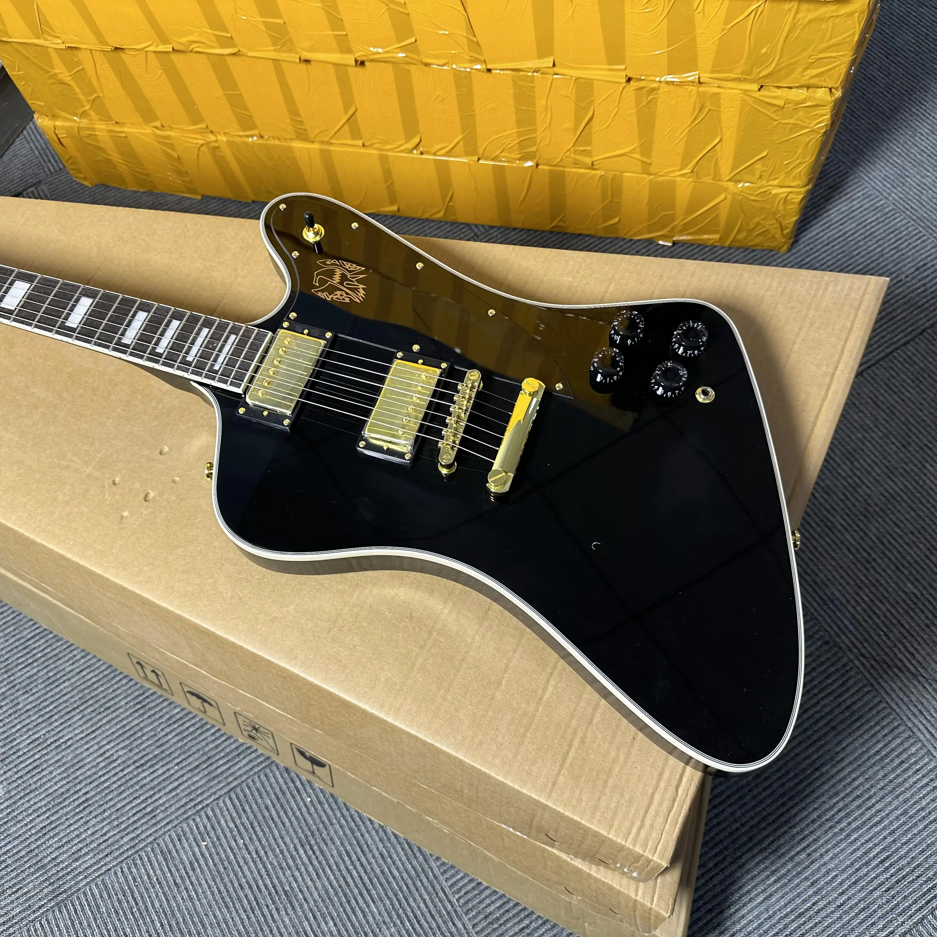 مخصص الأسود فايربيرد الغيتار الكهربائي الذهب الأجهزة الأسود Pickguard HH التقاطات شحن مجاني #1
