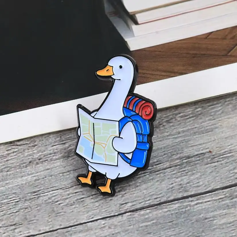 Niedliche Reisende Gans Emaille-Anstecknadel Backpacking-Ente mit Karte Brosche Wanderabenteuer Tier-Abzeichen Kreative Reversnadel Reisenden-Geschenk
