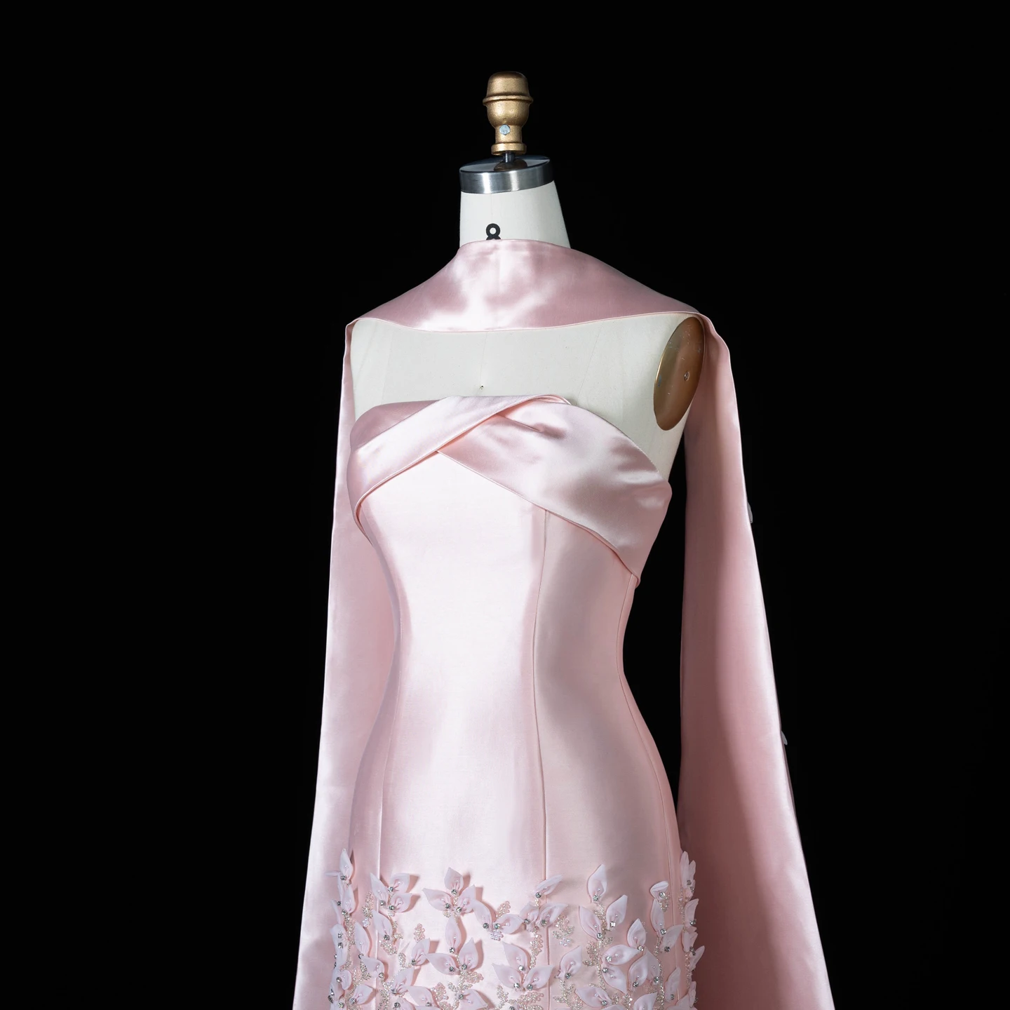 Sharon Said Luxuriöses 3D-Blätter-Abendkleid in Blush Pink aus Satin mit Meerjungfrauen-Cape, Dubai Arabisches Hochzeits- und Abschlussballkleid SS463 Maßanfertigung – Detail 14