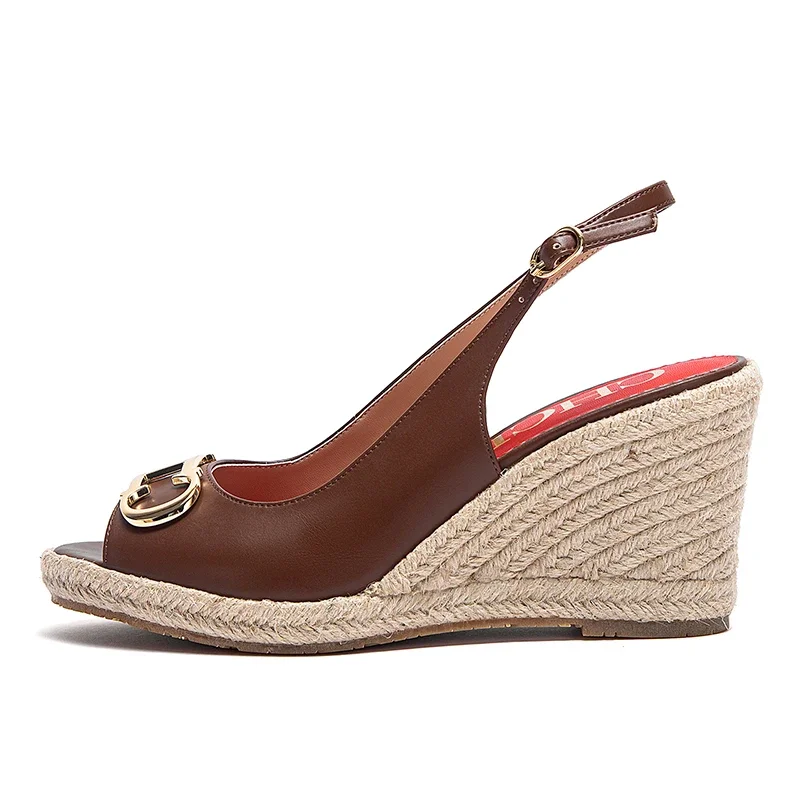 サンダル夏の女性のカジュアルシューズゴールドイニシャル記章 PU レザーウェッジ高級ブランドウェッジシューズ