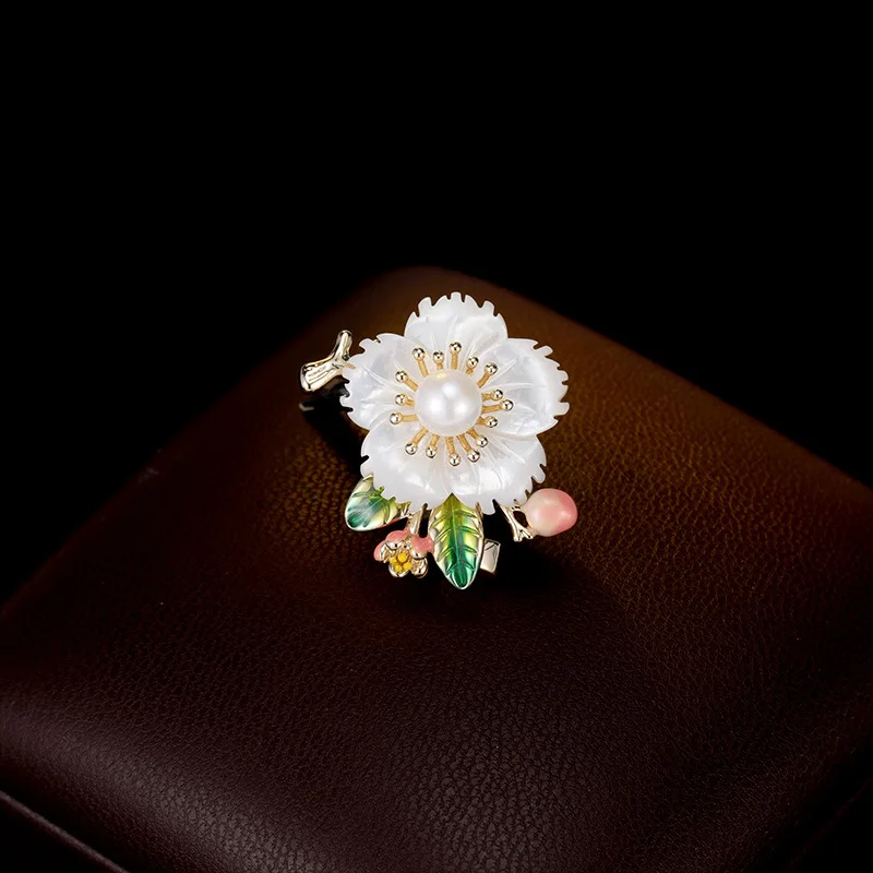 

A high-end, elegant, grand, fashionable and fresh country-style brooch dress