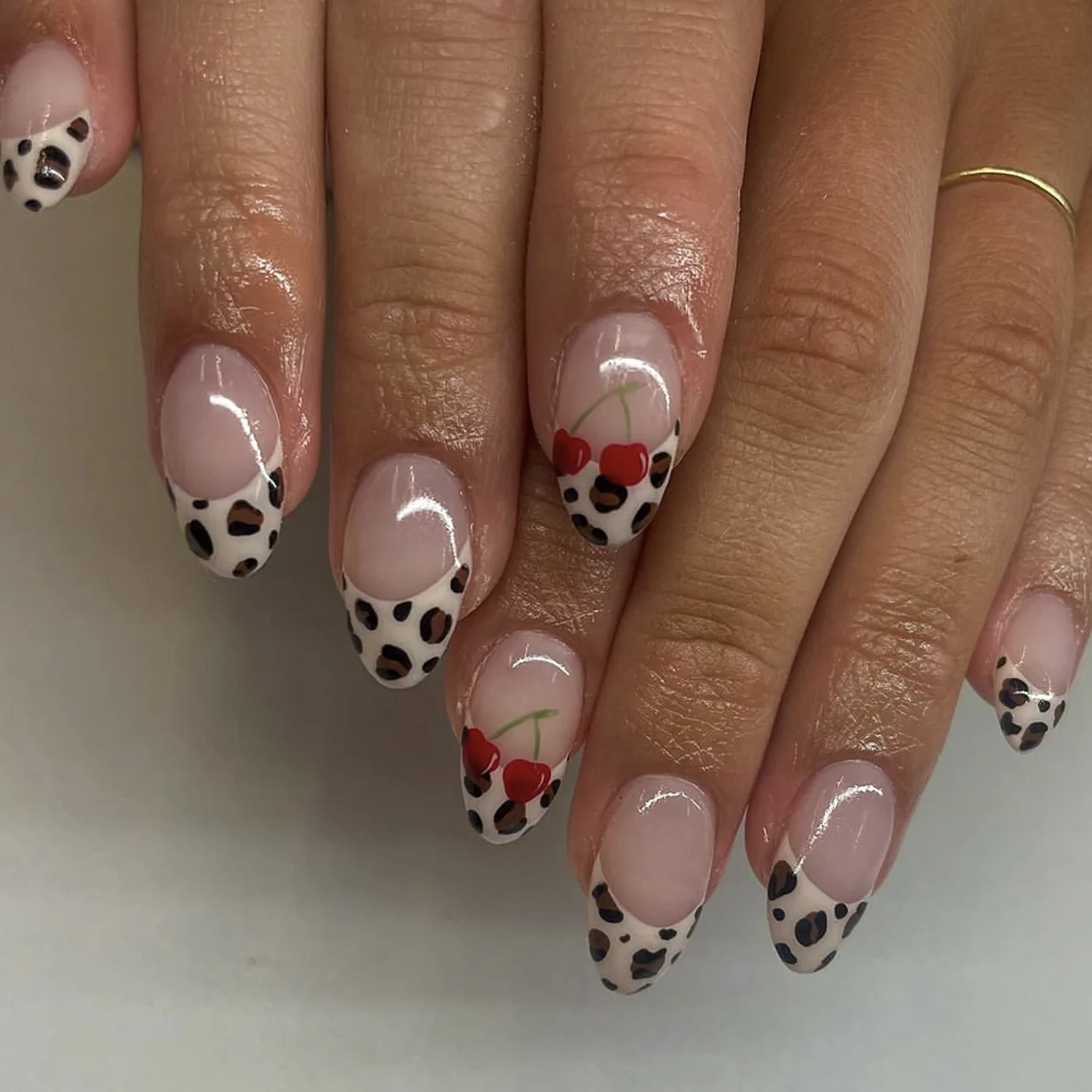 

24Pcs Short Almond Nails Set Press on Leopard Print French Full Cover Fake Nails Tips with Cherry Pattern Detachable False Nails