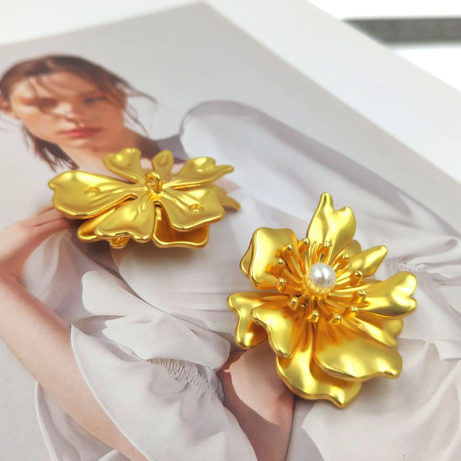 10PCS 43mm Heavy exotic pearl flower stamen metal buttons fur coat woolen cloth golden silver large buttons N948