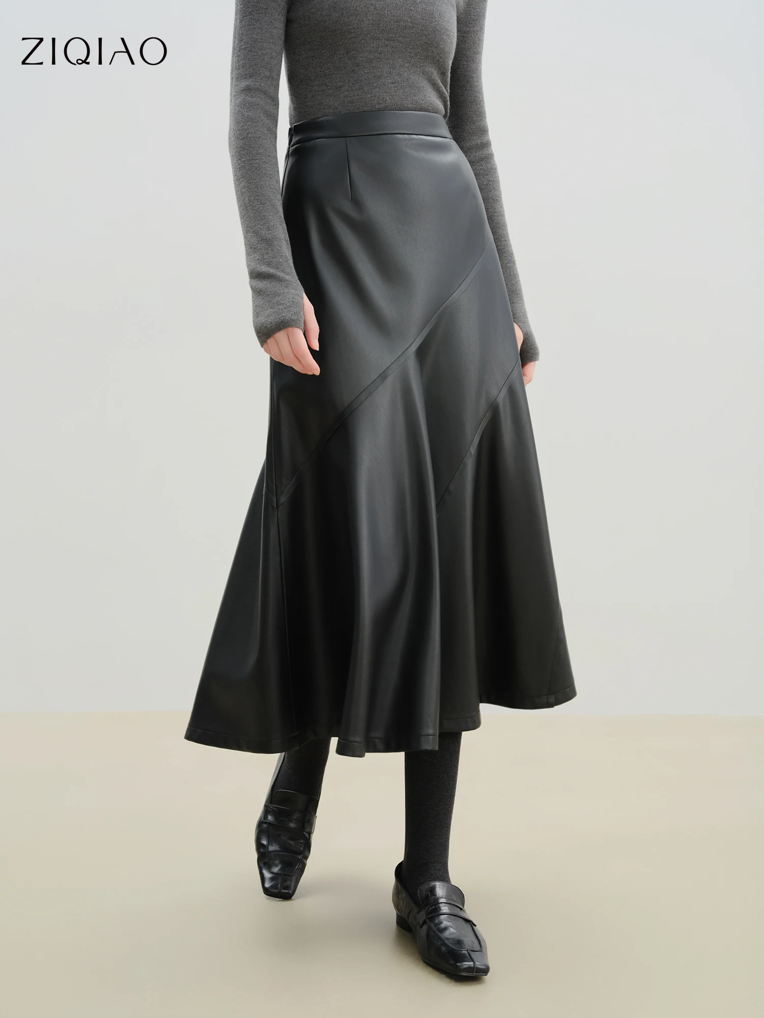 

ZIQIAO Petite Women's Black Diagonal Cut Umbrella Hem PU Leather Skirt 2025 Autumn/Winter Design-Sensitive A-Line Mini Skirt