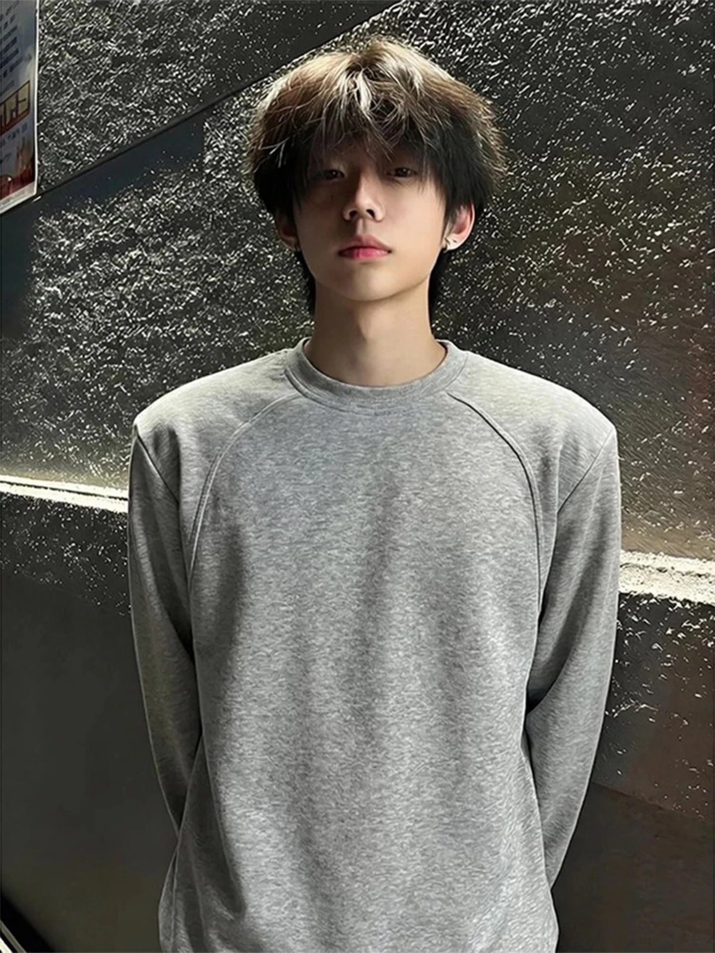 

Мужская футболка с длинным рукавом для весеннего сезона, стильная и комфортная, в американском стиле деконструкции, с эффектом потертости на плечах.