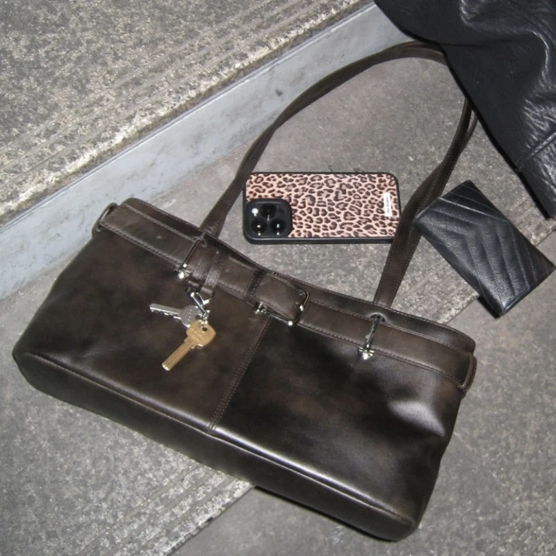 

Сумки-подушки в английском стиле для женщин, роскошные дизайнерские сумки, кошельки, новинка 2025 года, с подвеской из искусственной кожи, пряжка для ремня, маленькое украшение на плечо