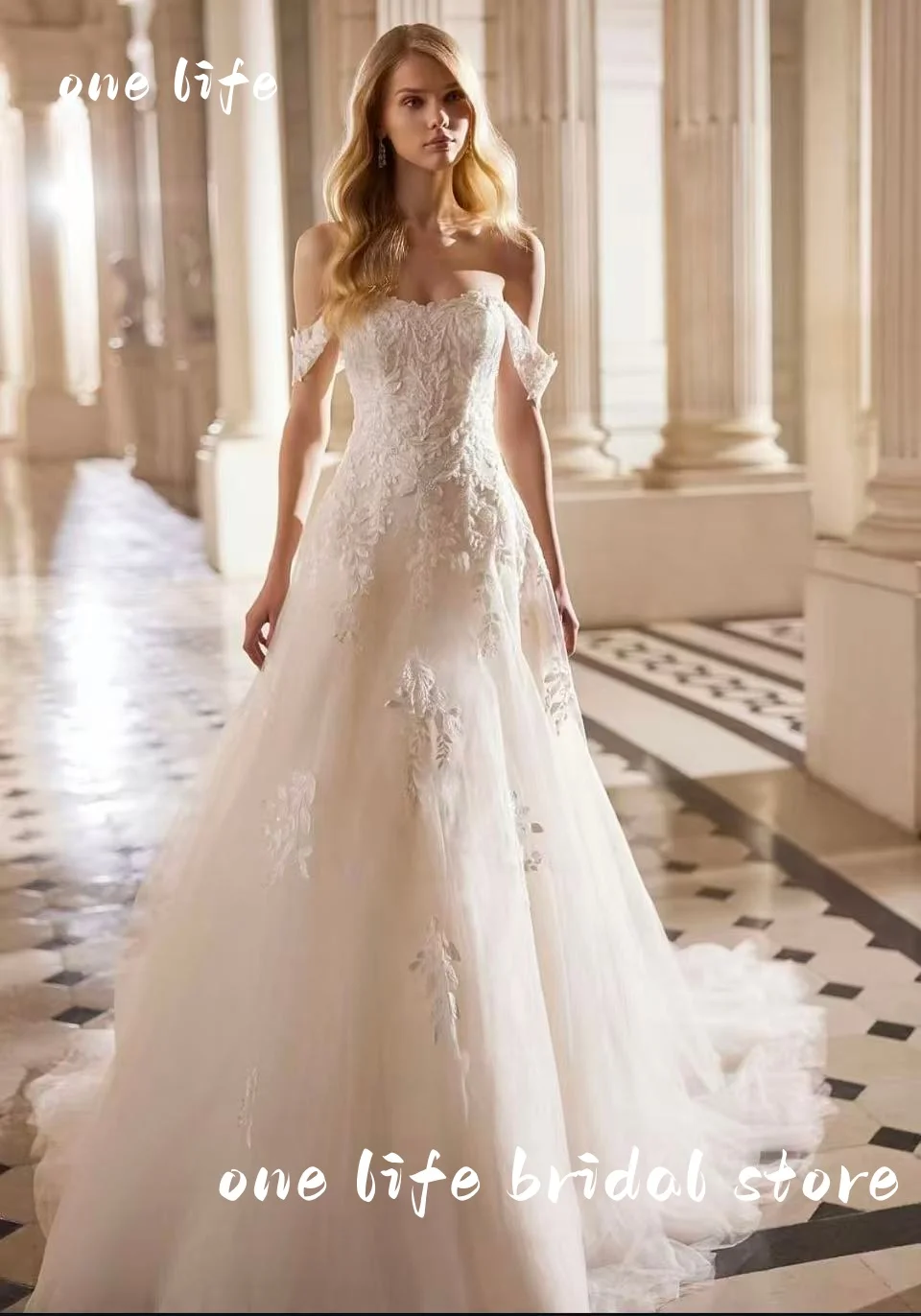 

Очаровательное свадебное платье А-силуэта с открытыми плечами и кружевными аппликациями, на шнуровке сзади, свадебное платье на заказ от Rode De Morrie