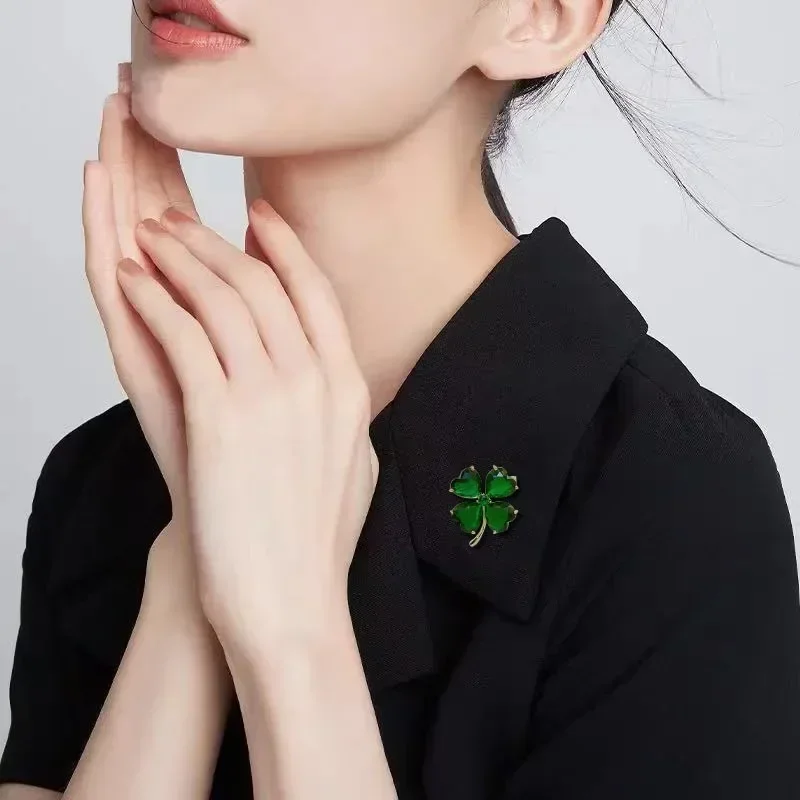 Lucky Grass To Prevent Walking Brooch Four-leaf Clover Vintage Emerald Color Brooch Female Wedding Suit Jewelry Accessories