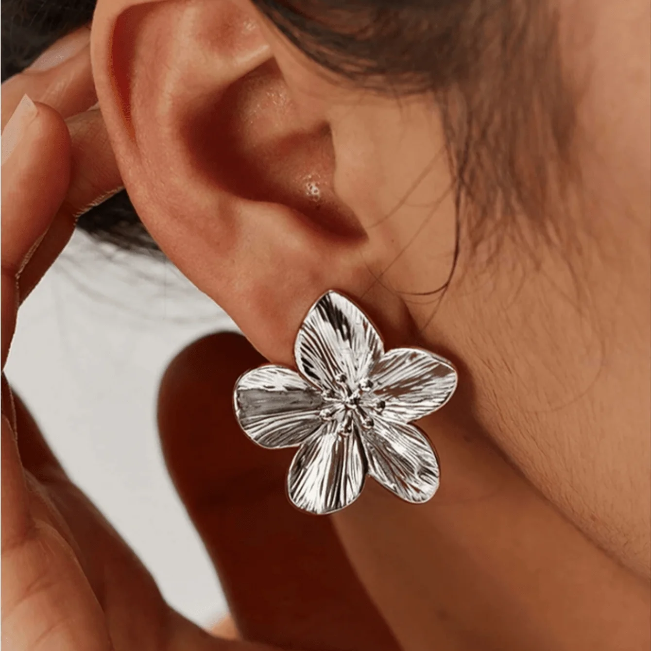 2PC Women's Fashion Trendy Alloy Flower Clip Earrings Outdoor Travel Carnival Party Festival Dressing Gifts