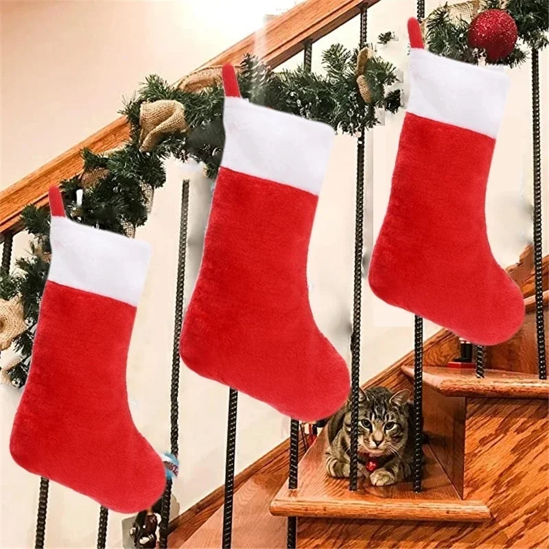 42 cm Weihnachtsstrümpfe, weiße Plüschmanschette, hängende Socken, personalisierte Geschenktüte, Strumpfdekorationen, Jahreszeit, Kamindekoration