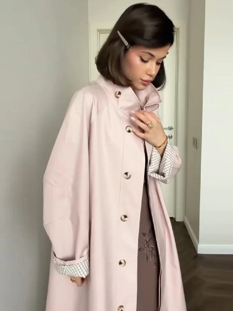 Eleganter, rosafarbener, langer Trenchcoat mit Stehkragen, klassischer Karomuster-Manschette, einreihiger Knopfverschluss, lockerer Schnitt, ideal als Windbreaker, lässige Damenmode für den Alltag. – Detail 4