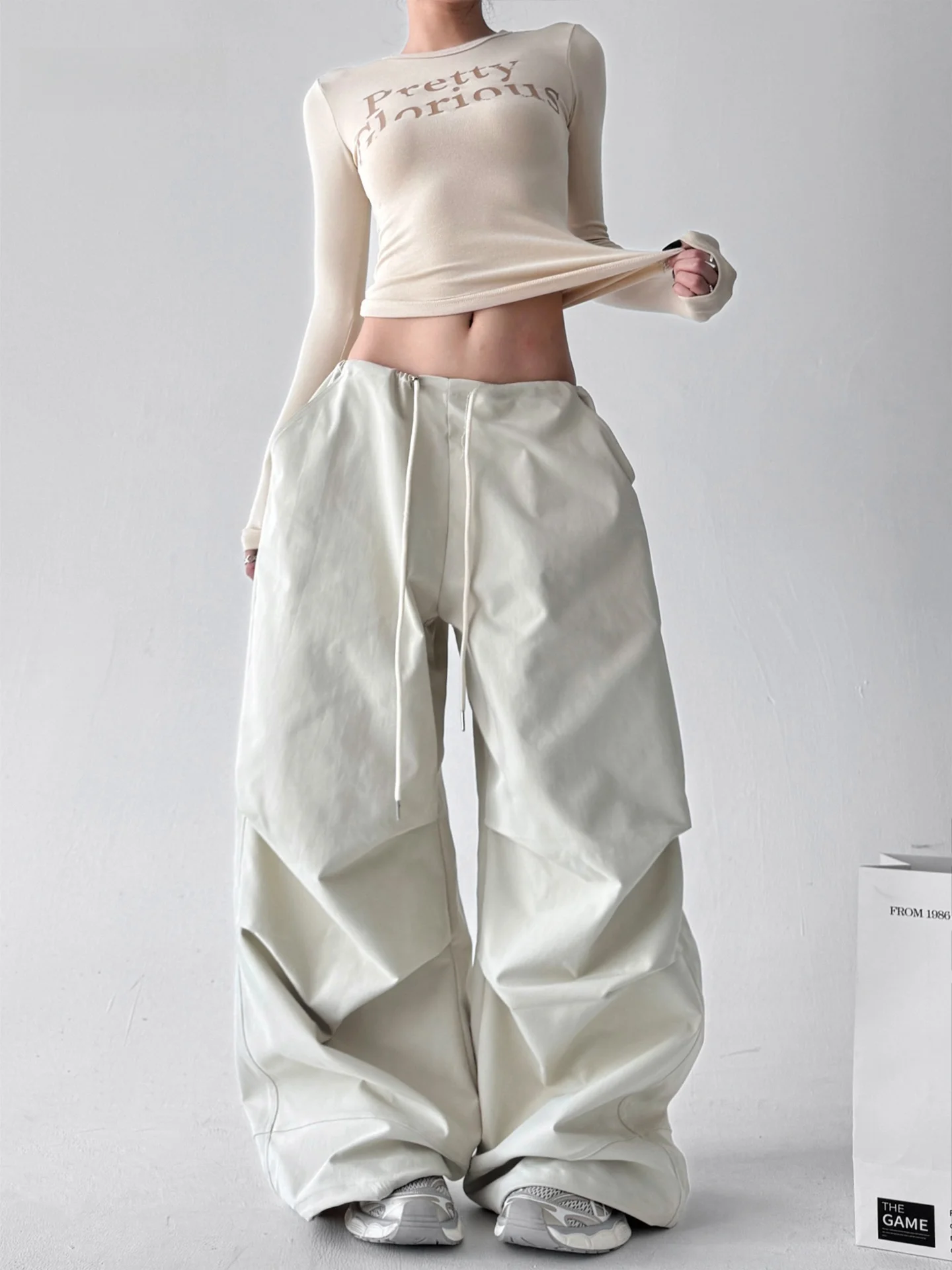 

Модные женские брюки для работы на осень 2025 года: повседневные брюки с высокой талией, широкими штанинами, эффектом стройности и оригинальным дизайном.