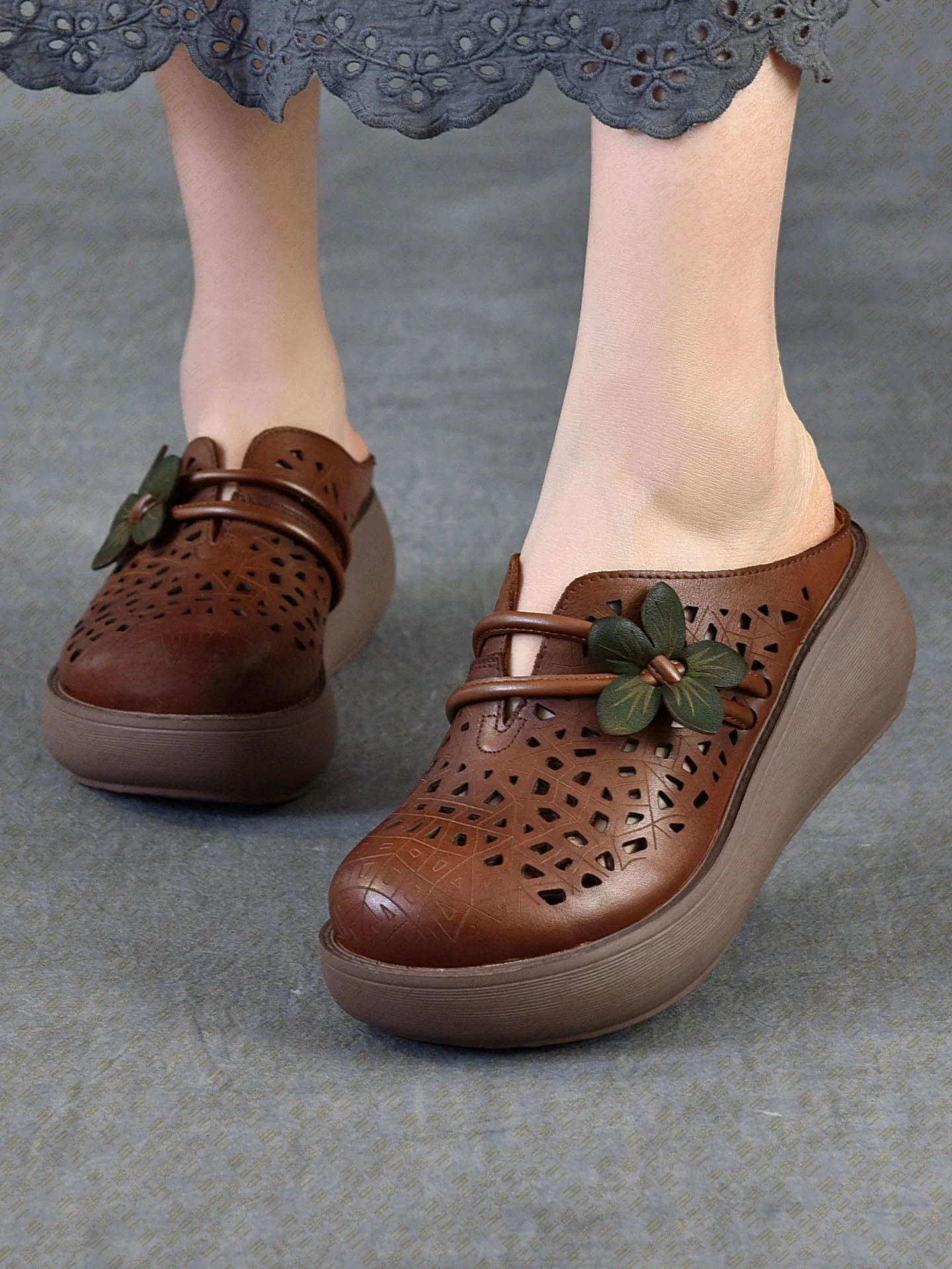 

Женские летние босоножки на каблуке Embellied из воловьей кожи с цветочным принтом, легкие коричневые слипоны в стиле ретро с цветочным принтом Mom oes