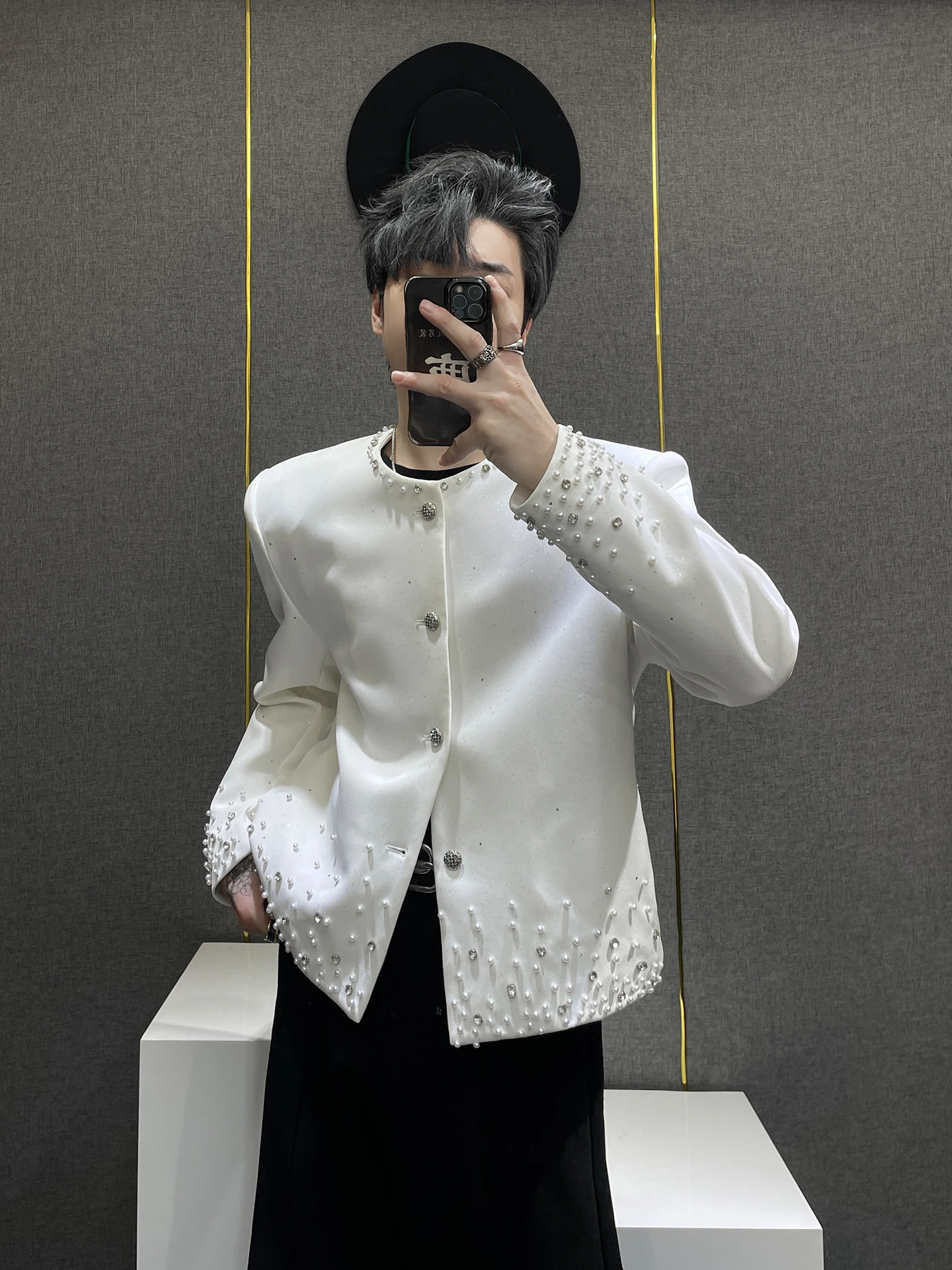 بليزرات بلون سادة للرجال لخريف 2025 تصميم جديد عالي الجودة مرصع بالنجوم وحجر الراين معاطف مصممة مرصعة بالألماس سترات بدلة عصرية #2