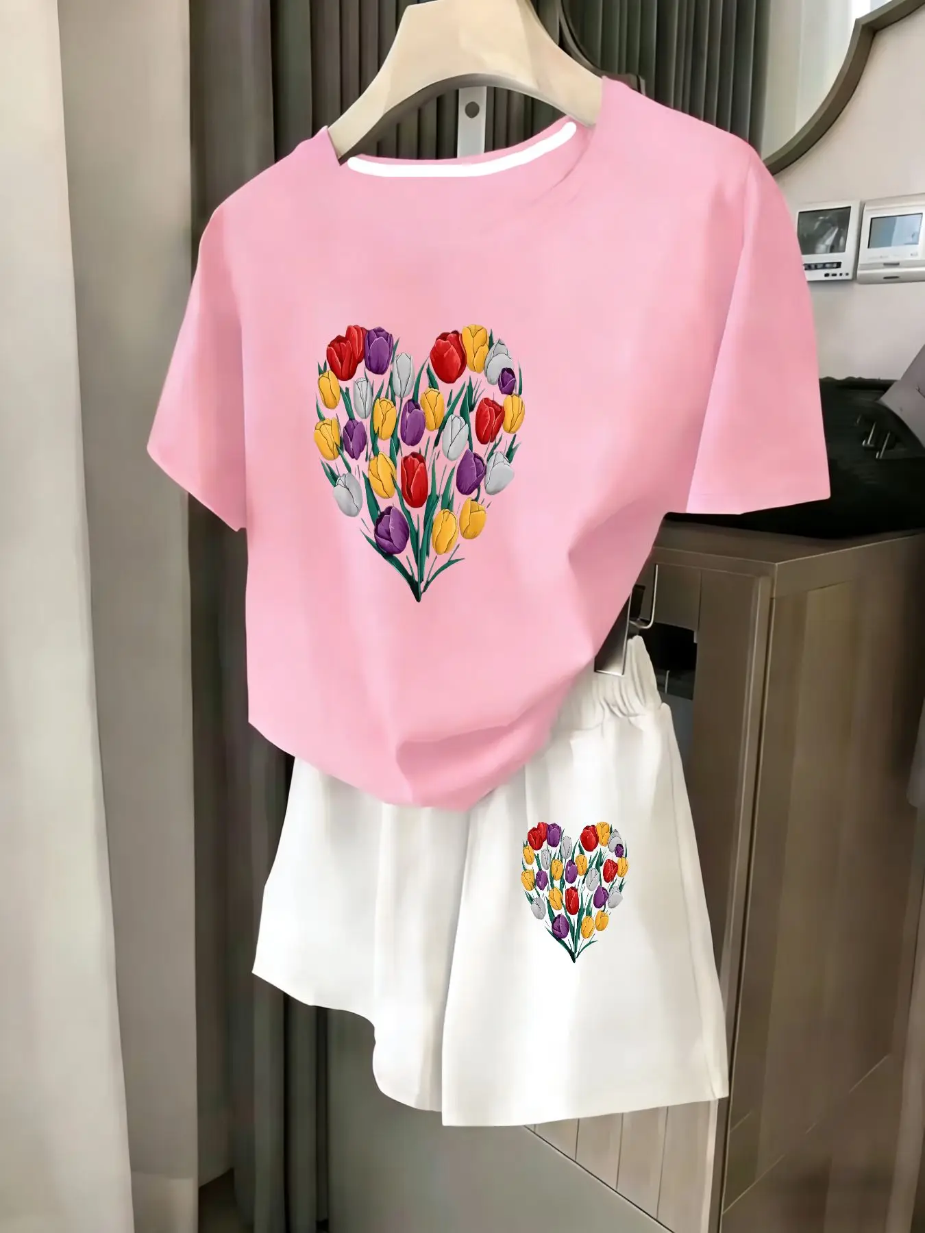 

Женский комплект из 2 предметов, летний комплект для пляжного отдыха, повседневная футболка с круглым вырезом и короткими рукавами, шорты с эластичной резинкой на талии, удобный костюм