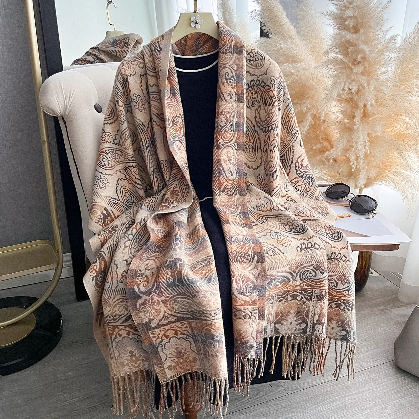 Winter Ethnic Fashion For Women - ผ้าพันคอผู้หญิง ผ้าพัชมีนา ผ้าคลุมไหล่ลายเพสลีย์ ผ้าแจ็คการ์ด พร้อมพู่ห้อย ผ้าคลุมไหล่ยาวสไตล์ชาติพันธุ์