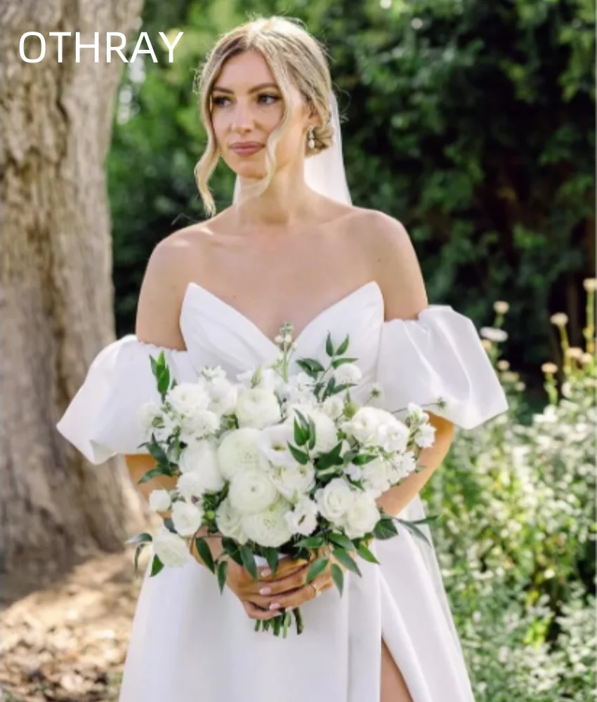 Othray A 라인 Boho 간단한 신부 가운 새틴 푹신한 소매 웨딩 드레스 슬릿 비치 Strapless Sweetheart와 긴 여성을위한