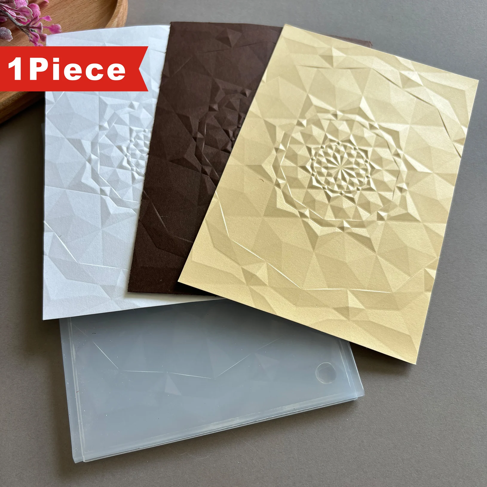 Diseña una carpeta en relieve 3D con un fuerte sentido del arte: estampados geométricos sobre papel y plástico, plástico duradero, blanco, festivo