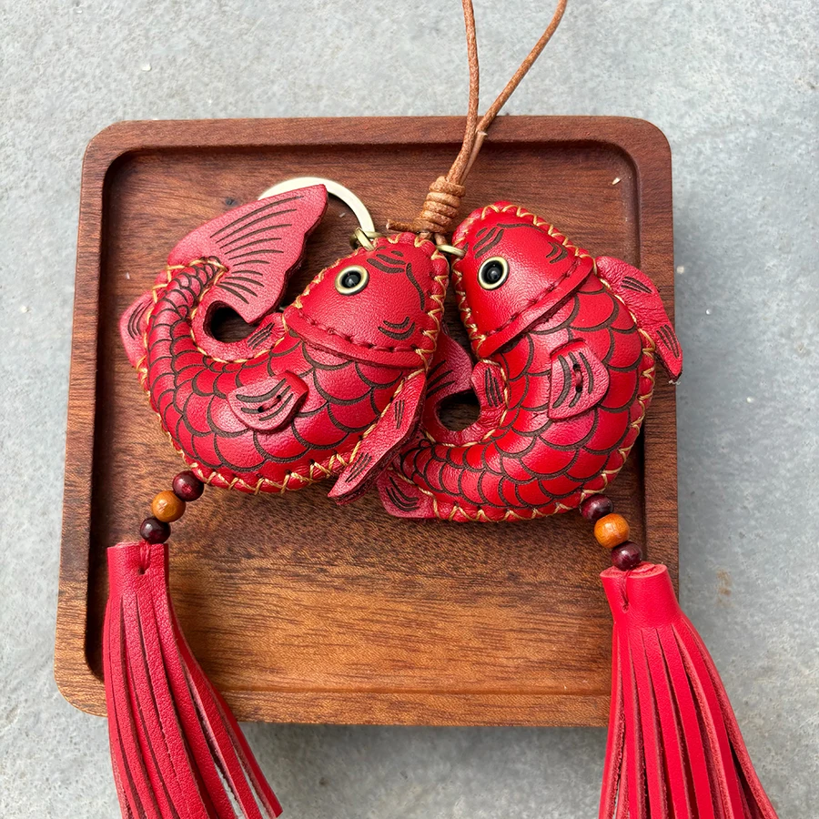 

Подвеска-брелок для сумки в китайском стиле из натуральной кожи ручной работы: рыбка Кои