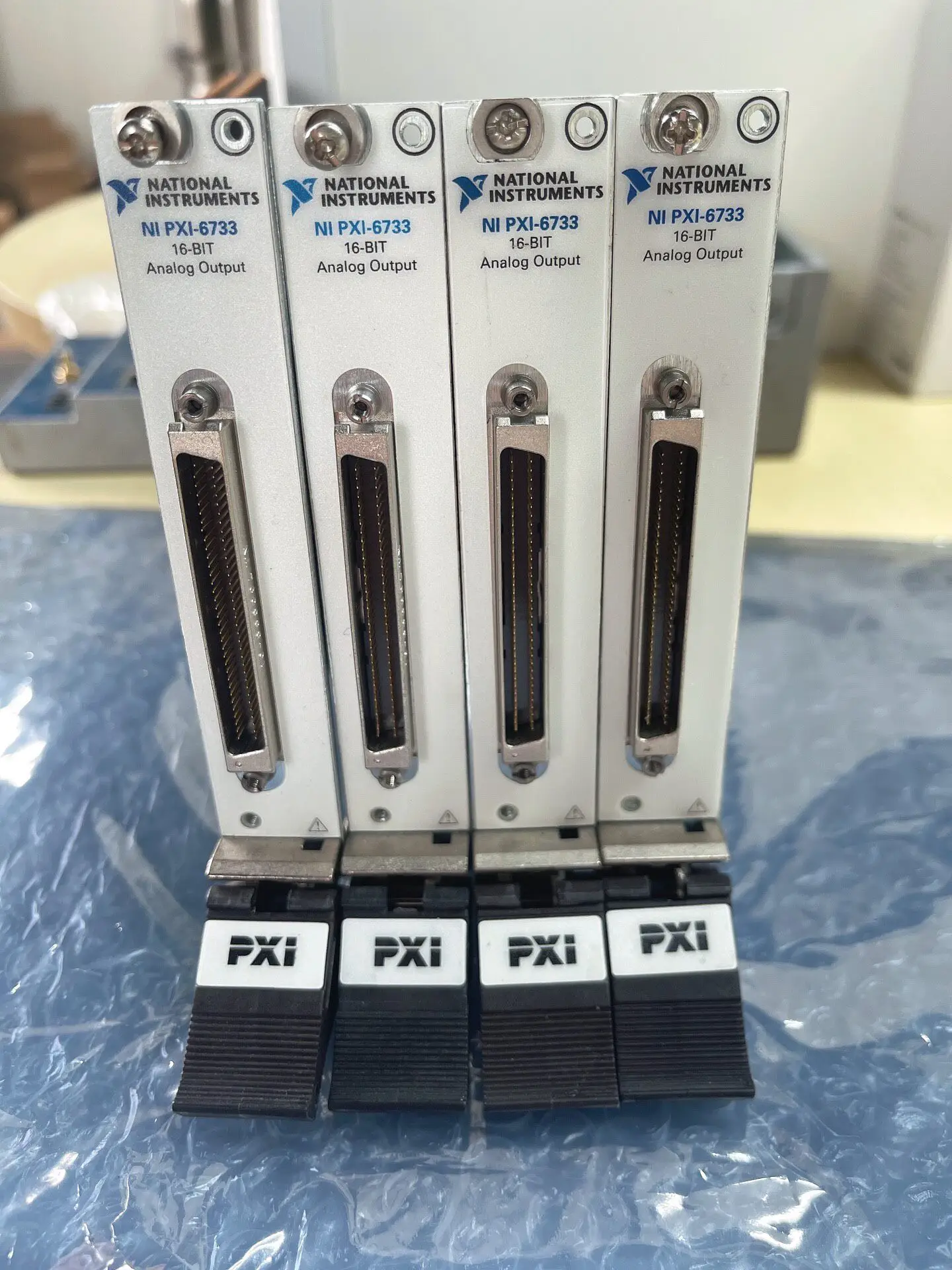 American NI Original PXI-6733 16-bit Analog Output Module, 16-channel Analog