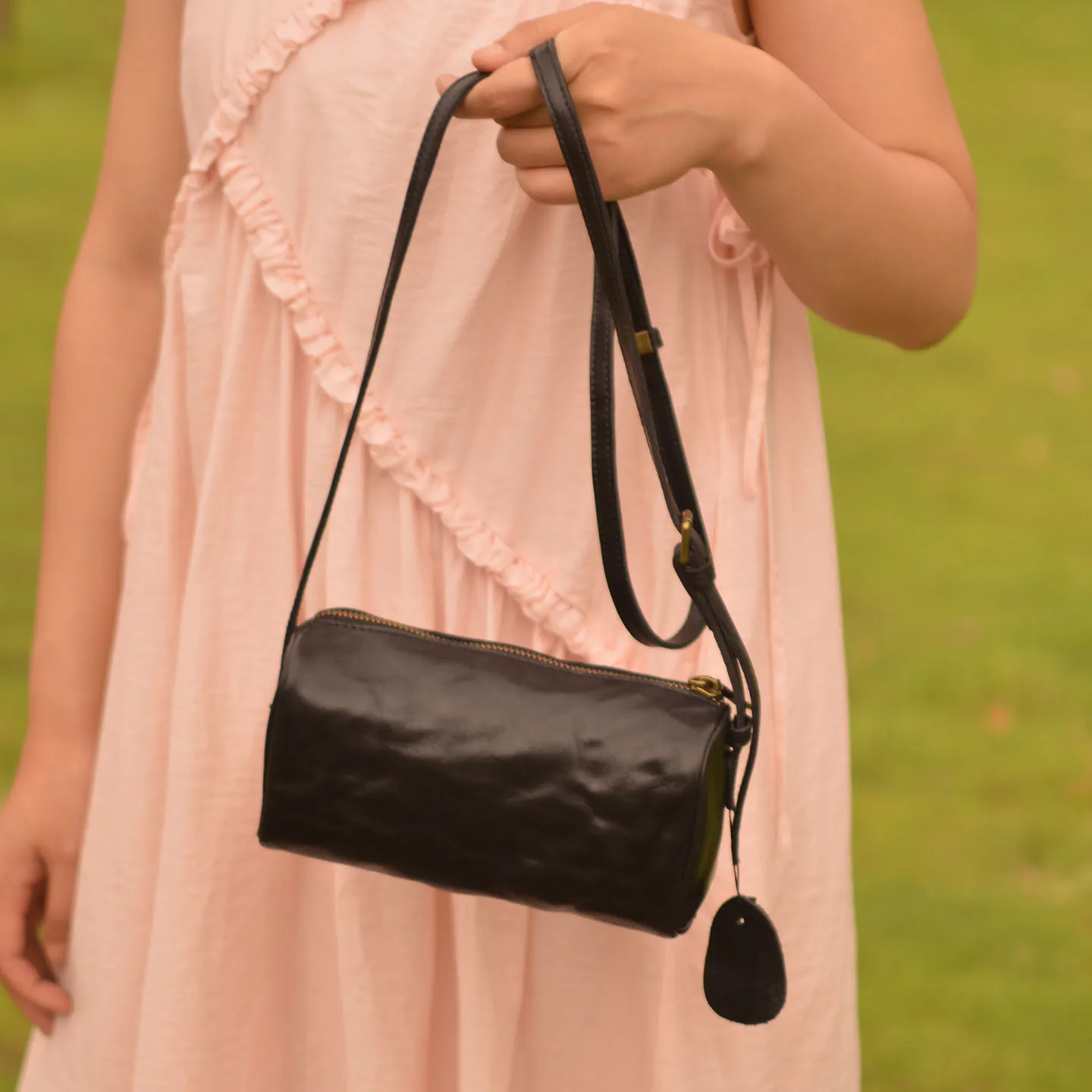 AETOO New genuine leather round shoulder crossbody bag for men and women, made of top-grain tanned cowhide. Trendy leather cross