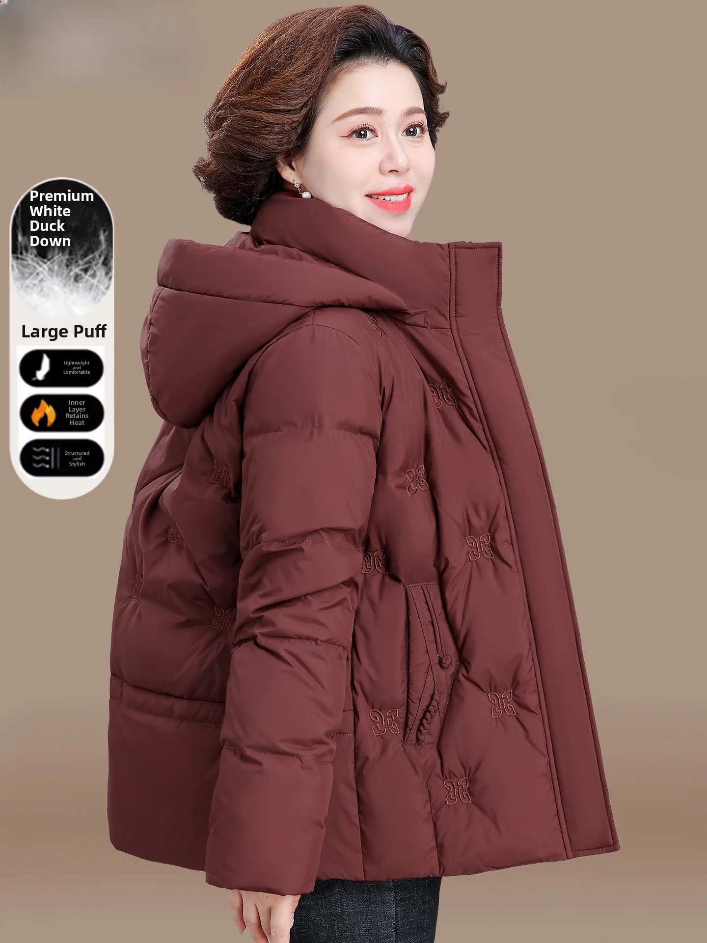 

Теплая пуховая куртка для мам 50+ лет, большие размеры, зимняя верхняя одежда, новинка 2025 года, модное пальто с воротником-стойкой и капюшоном на молнии