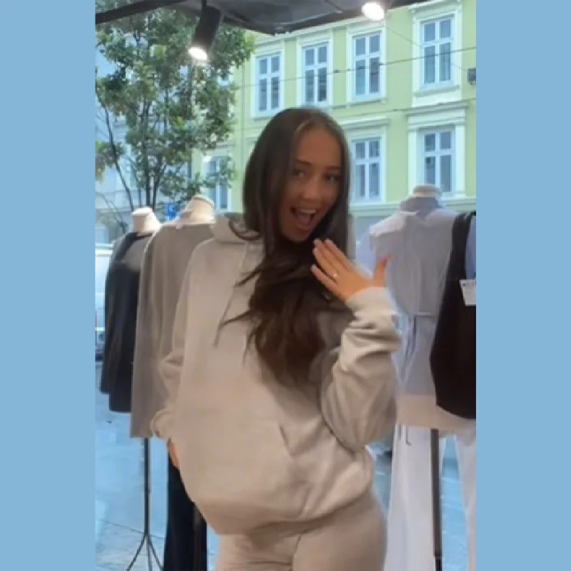 光沢のある翼プリントパーカー レディース ゆったり長袖プルオーバートップス タイトヨガパンツセット 2025年新作 秋 多用途 レディースファッション