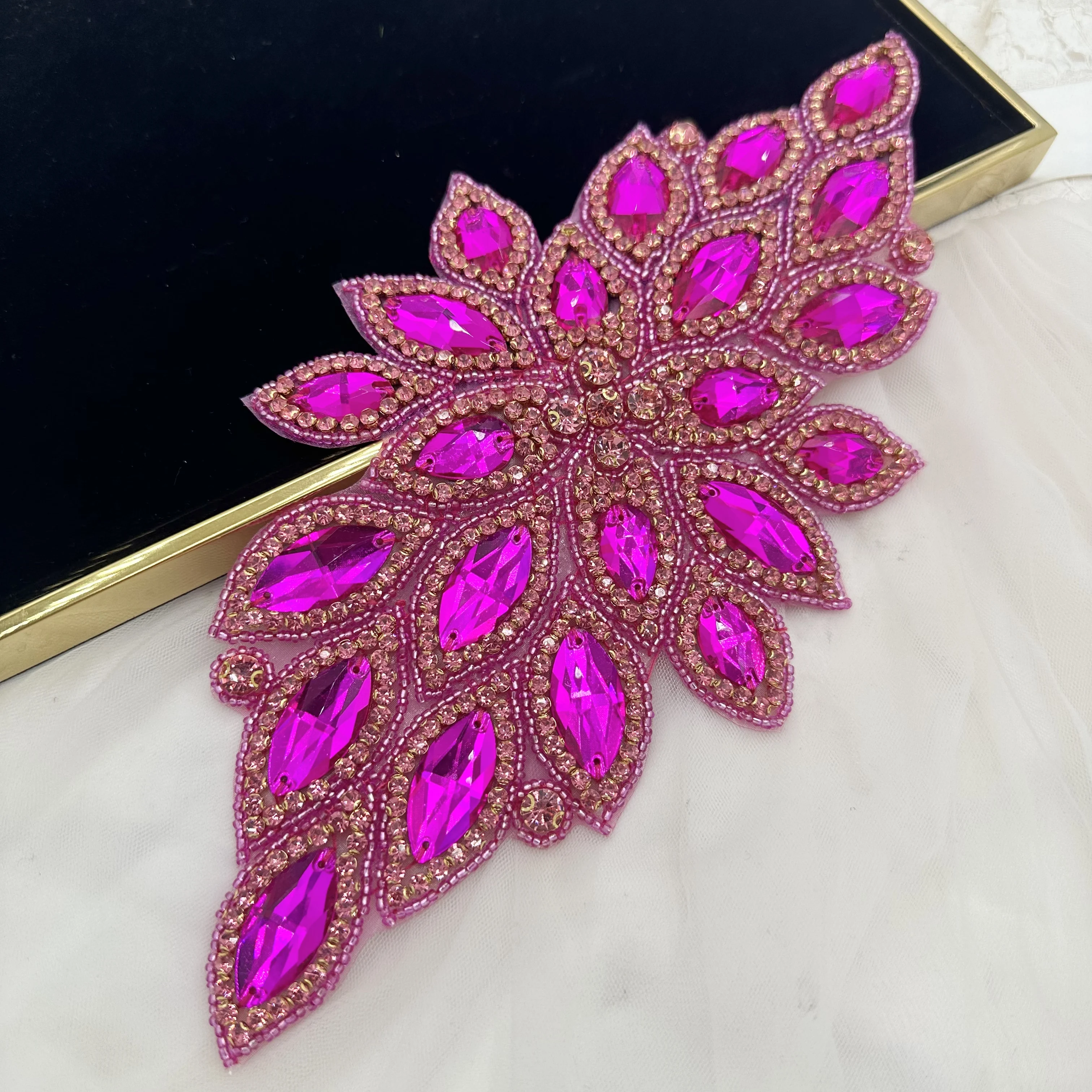 Fleur de poitrine orange en strass de verre cousus main avec adhésif thermofusible pour robe de mariée, ceinture et perlage DIY