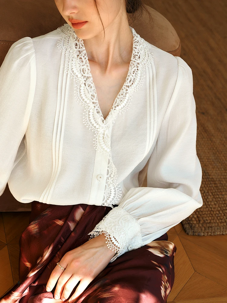 

OLrain французская рубашка с v-образным вырезом, женская осень 2024, новая однотонная темпераментная блузка, однобортные кружевные топы с рюшами и краями M57CC95862