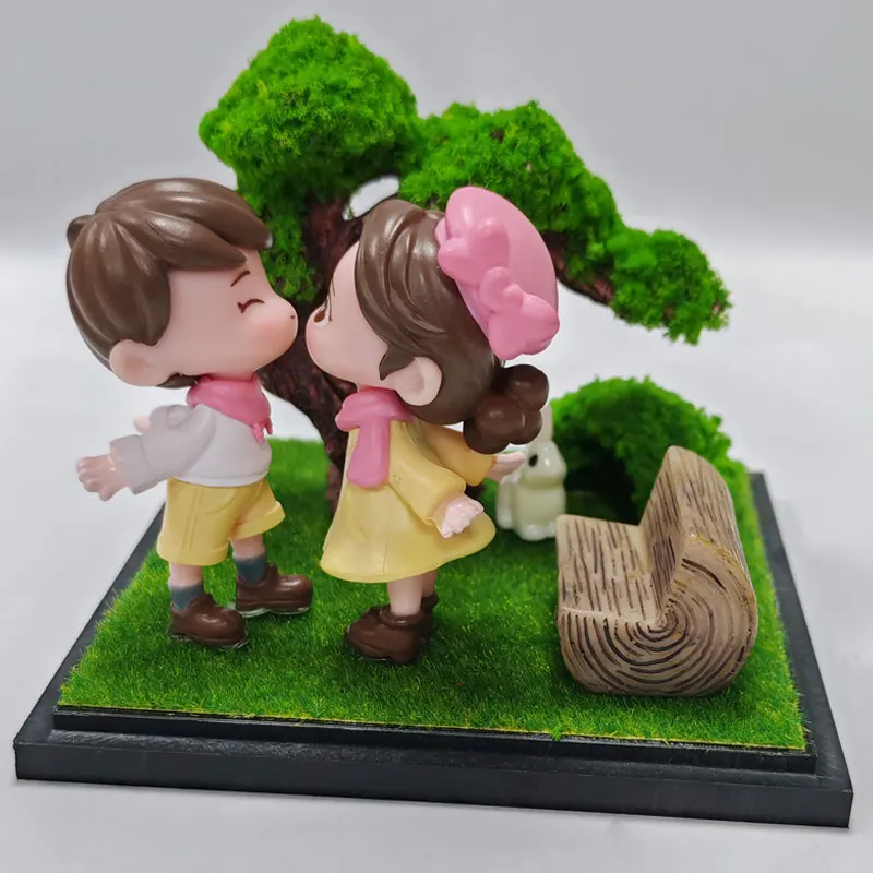 1 set of Miniature Garden Models Kissing Couple Ornaments Plants with Fake Lawn Decoration Base Display Box Kit Handicrafts