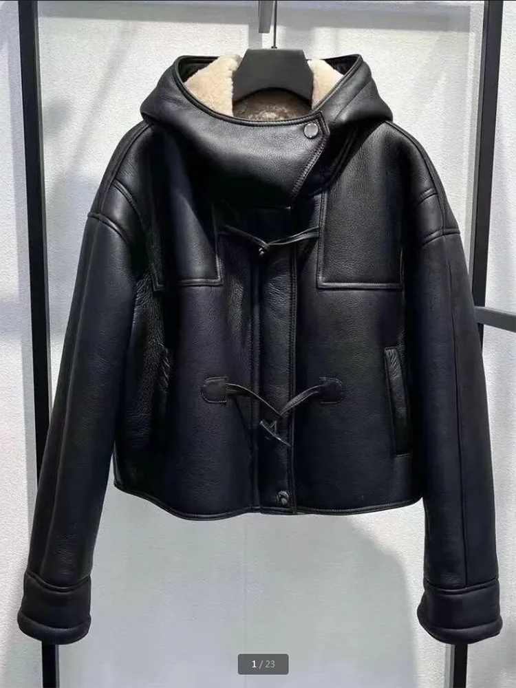 2025 Nuovo Autunno Inverno Moto Giacca in lana d'agnello Capispalla Abbigliamento da donna Fibbia ad angolo Allentato Breve Giacca in pelle calda con cappuccio Top