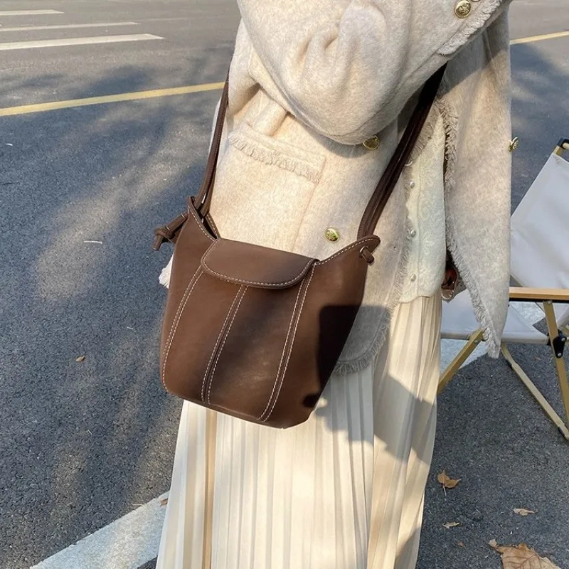 

Роскошная винтажная сумка для подгузников для женщин, сумка через плечо, минималистичная кожаная сумка-тоут, большая вместимость, модный дизайн с логотипом, уникальная и стильная.