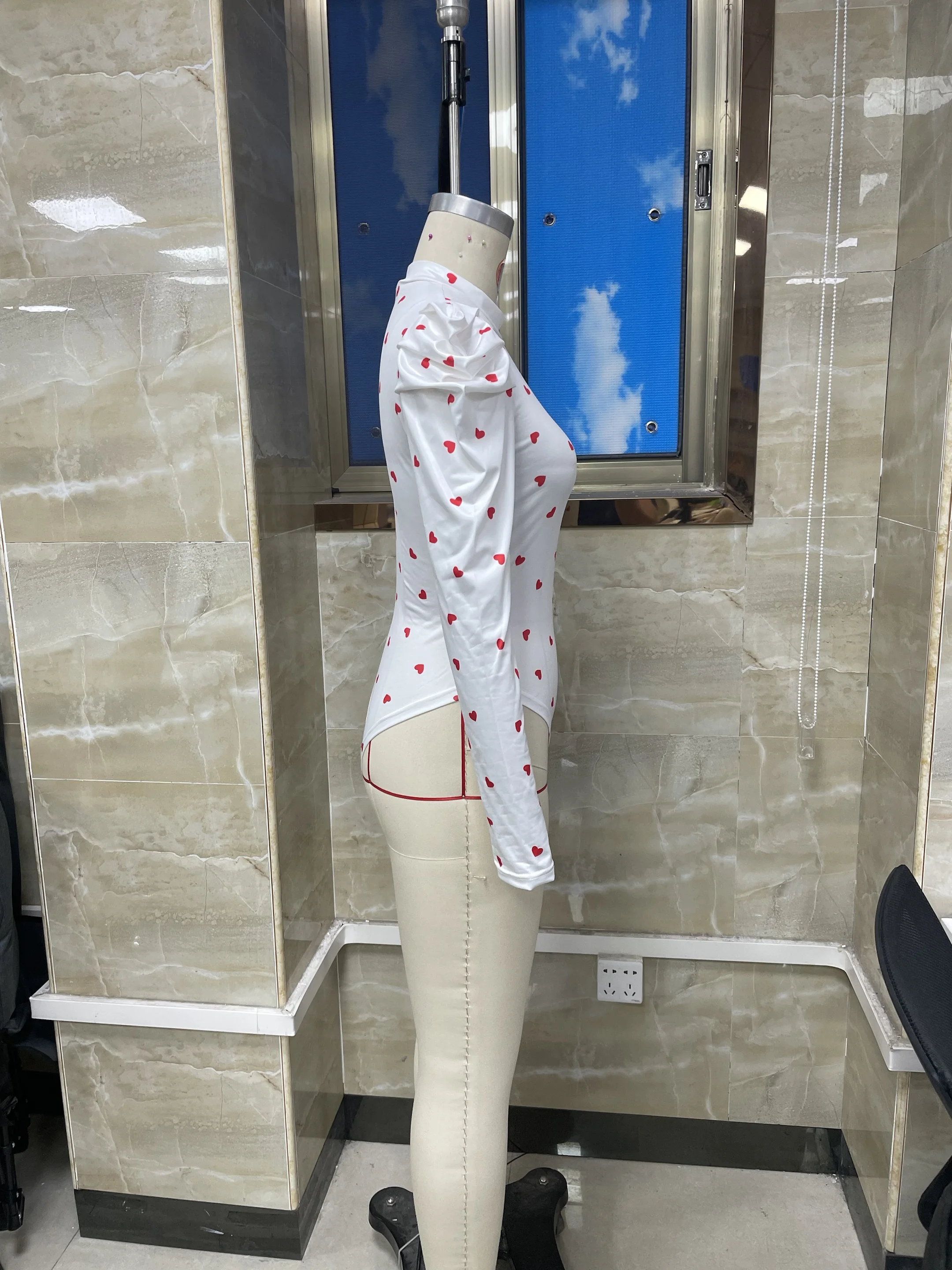 Damskie body z długim rękawem, stylowy nadruk w serca, okrągły dekolt, dopasowany krój, idealne na jesień.