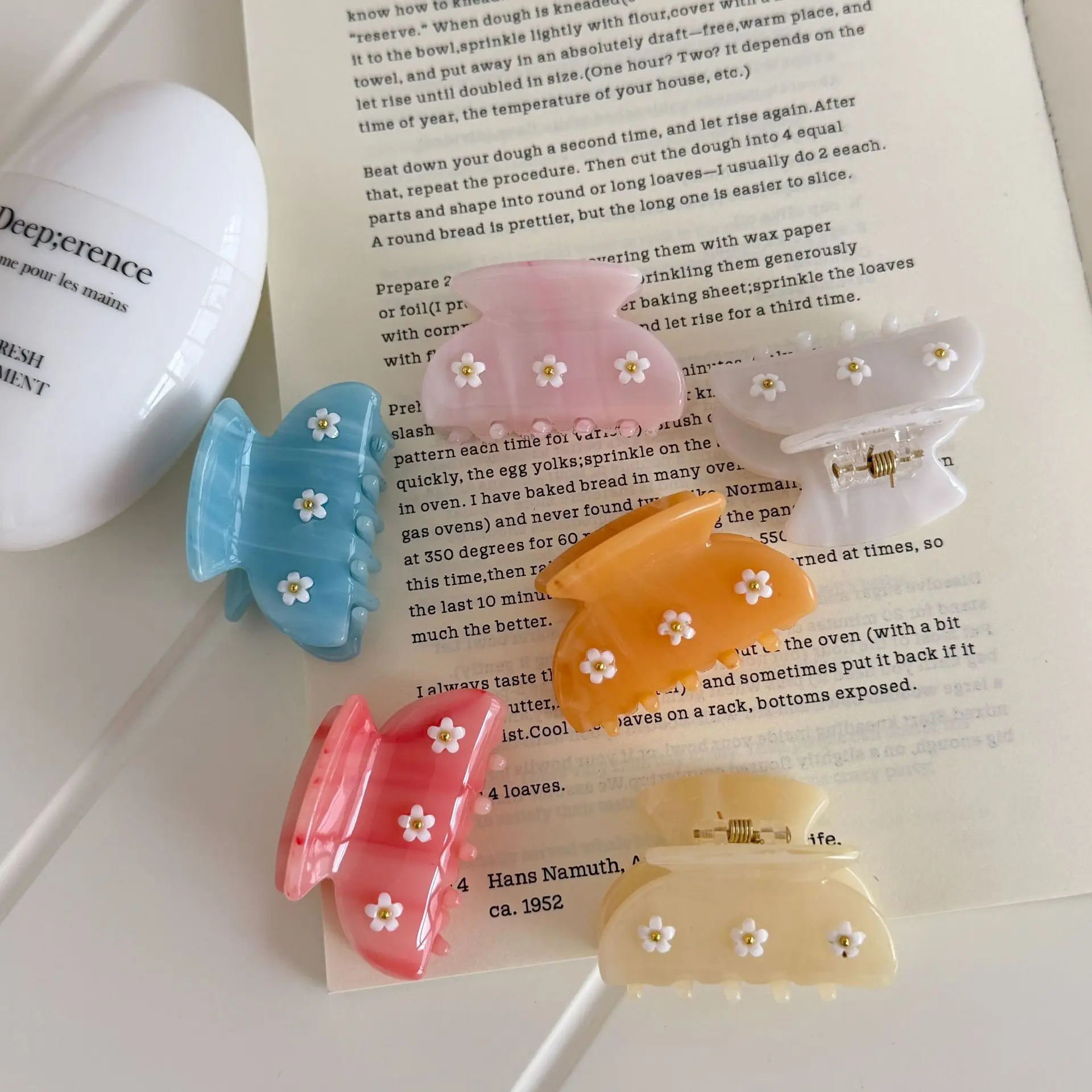 

Premium Acetate Shark Hair Clip Medium Size Daisy Flower Pattern Korean Fashion for Half Up Hairstyle Women Daily