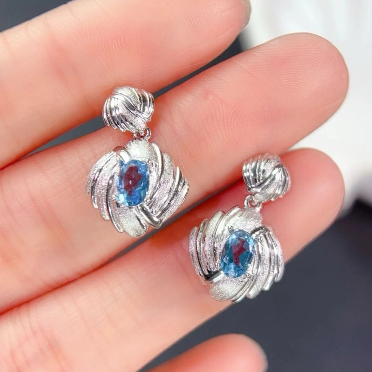 

Серьги-гвоздики из серебра 925 пробы с натуральным топазом, 6x4 мм, модные серьги с дизайном в виде перьев и вихрей, модные украшения для женщин