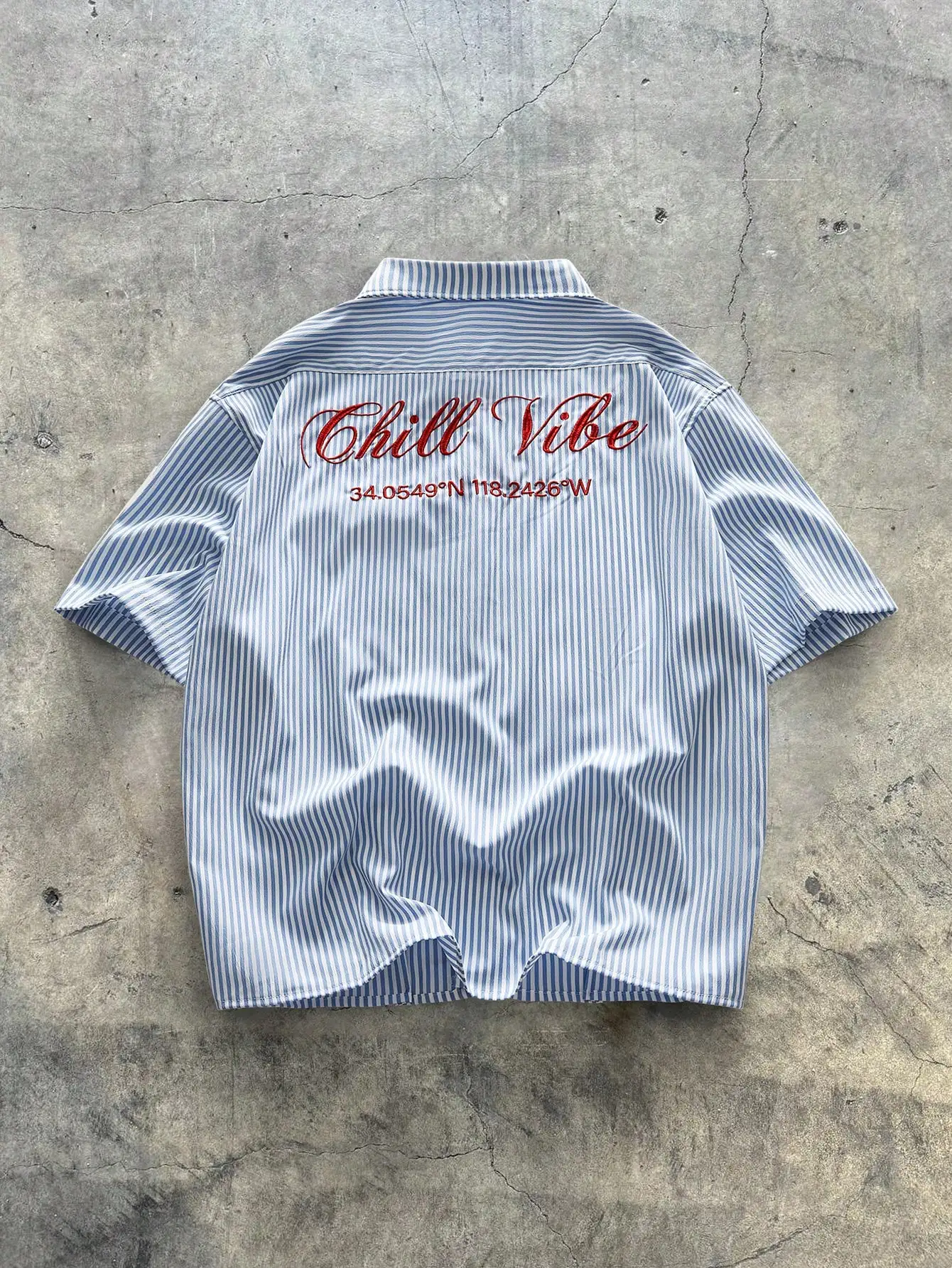 

Мужская свободная рубашка сине-белая в полоску с вышивкой, повседневная