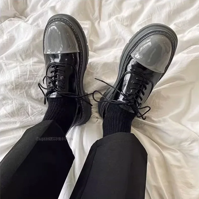 ミックスカラーパテントレザーラウンドトゥメンズシューズファッションクロスストラップメンズシューズレトロブリティッシュジャパニーズスタイルランウェイメンズカジュアルシューズ