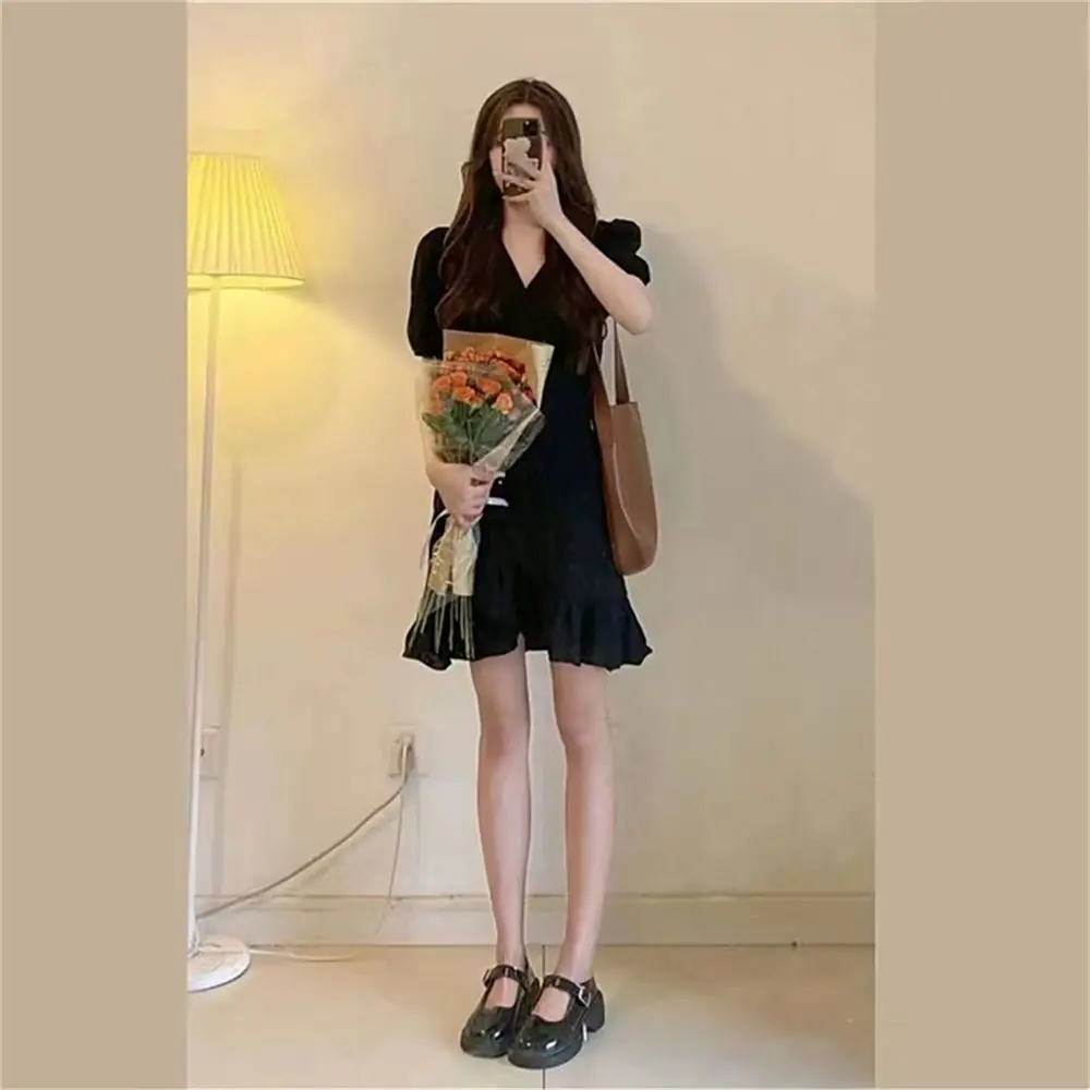 Mini Vestidos negros de manga abombada con cuello en V y volantes dulce Kawaii A-line ropa de calle elegante Casual ajustado vestido veraniego Vestidos