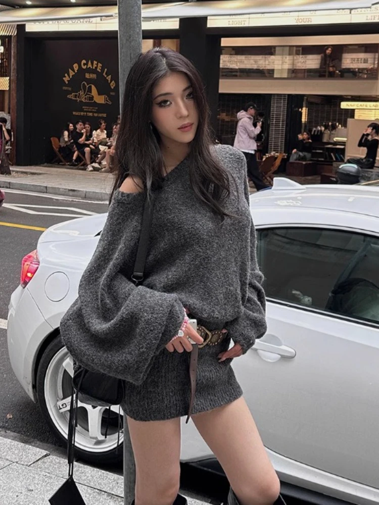 2025年韓国ニットワンピース グレー アシンメトリーショルダー バットスリーブ ルーズミニワンピース 秋冬 ピュアで魅力的なセクシーガール ボディコンフィット