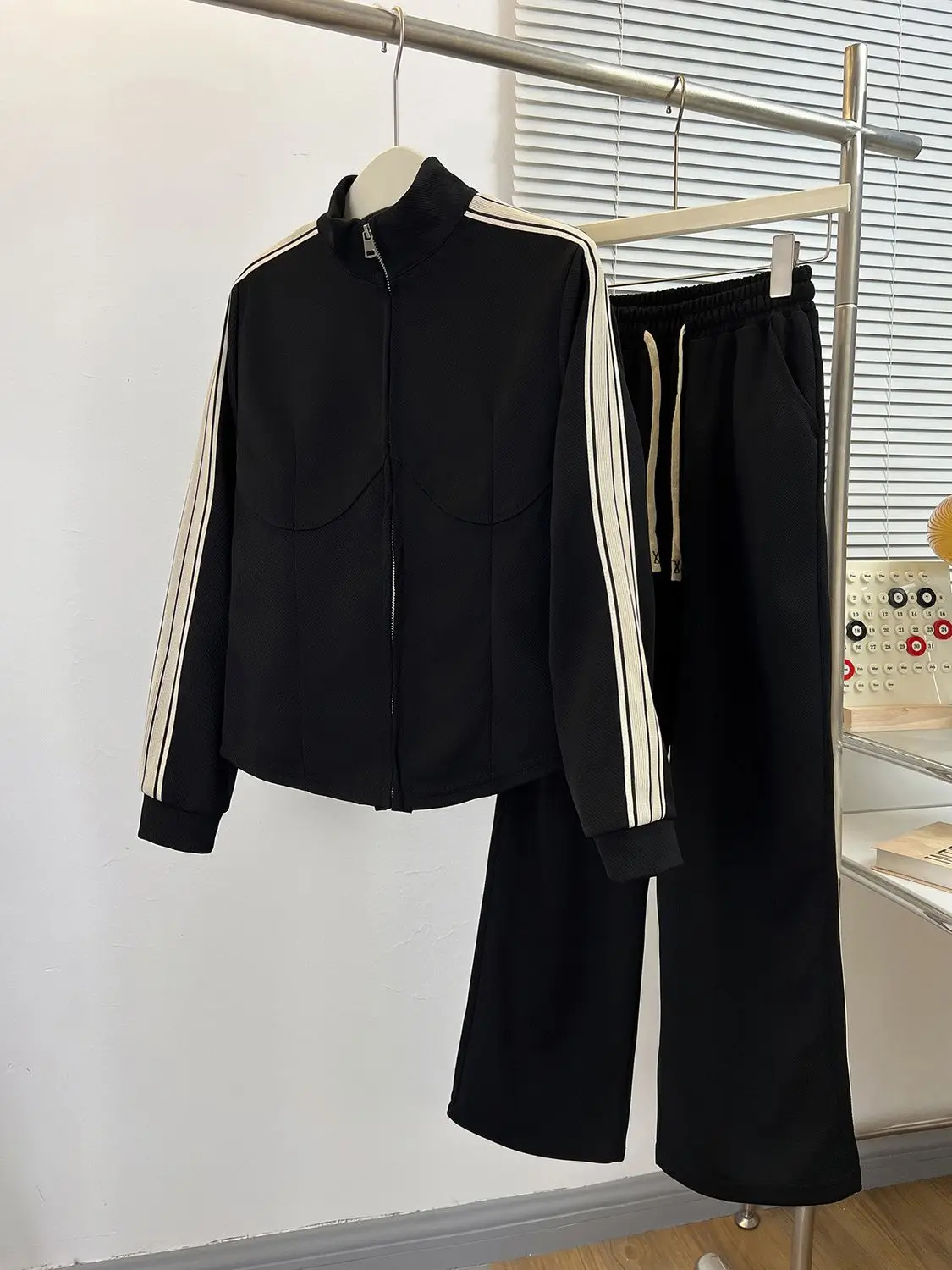 

Модный и молодежный повседневный спортивный костюм из двух предметов для похудения, сезонный наряд, высококачественная толстовка с широкими брюками, повседневный комплект из двух предметов на весну, повседневный комплект спортивной одежды в полоску с воро
