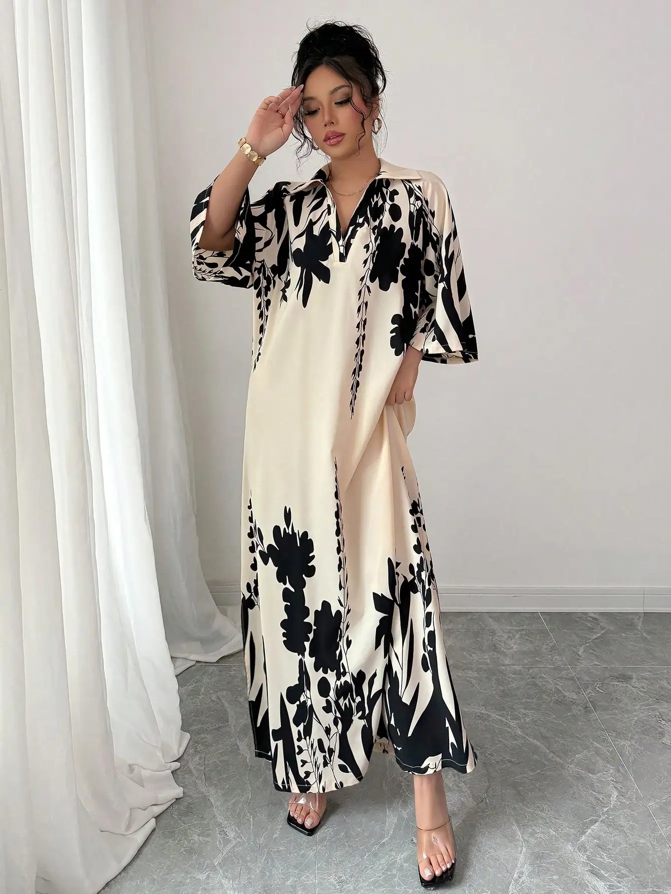 

Черное длинное свободное атласное платье с цветочным принтом, воротником и V-образным вырезом