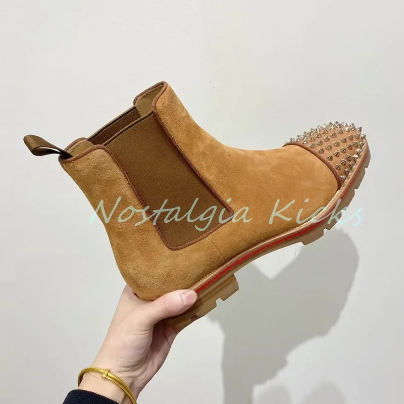 Retro Braune Wildleder Chelsea Stiefel Nieten Zehen Rindsleder Stiefeletten für Männer Streifen Metall Nieten Lässige Winter Wüstenstiefel