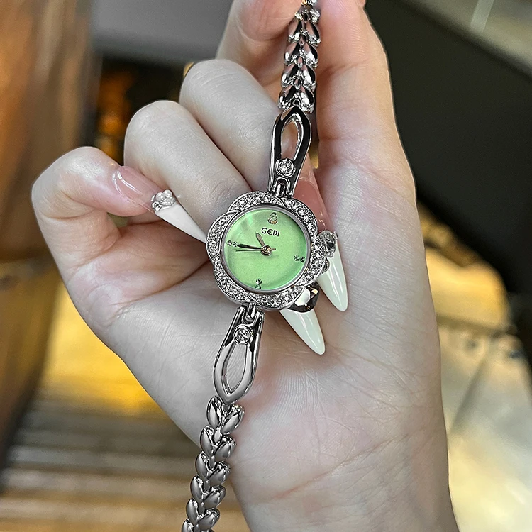 ساعة يد نسائية رائعة، قرص زهري بتصميم غير منتظم، سوار مخرم، ساعة يد نسائية راقية. #5