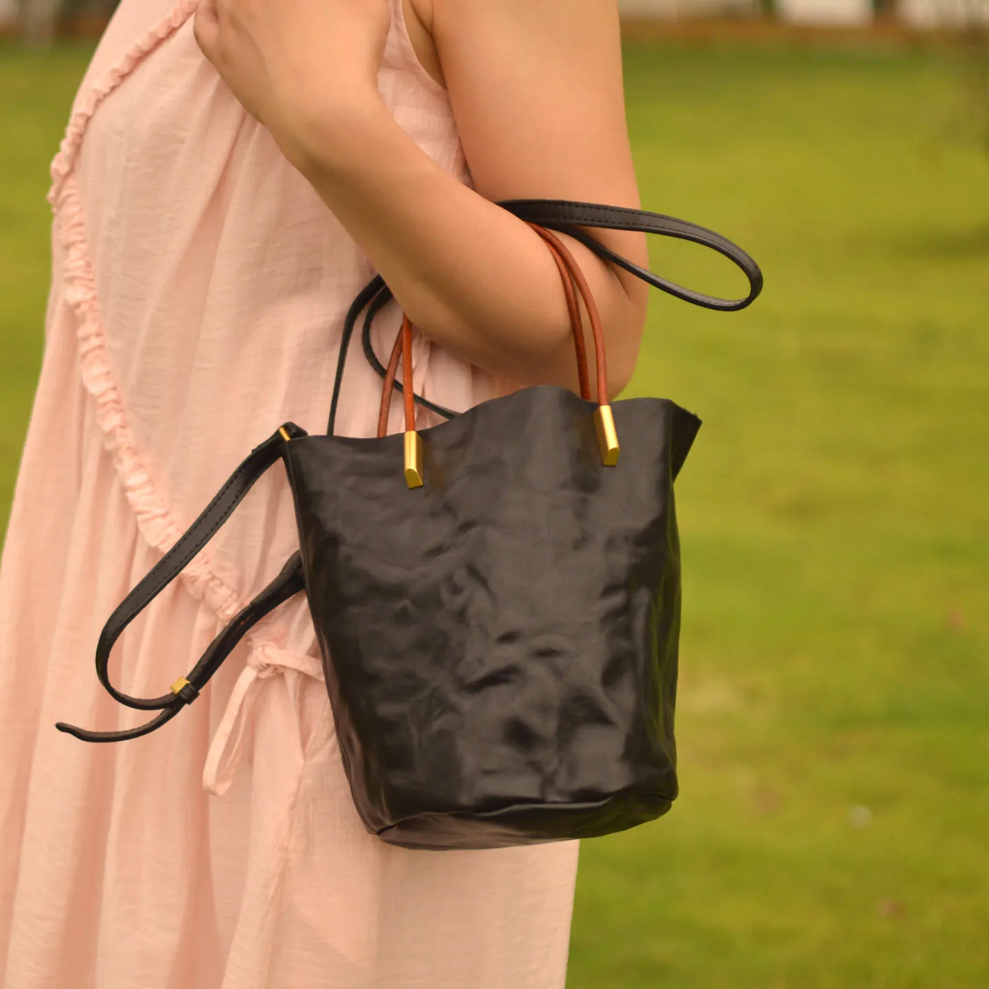 AETOO Leather bucket bag for daily use, retro and simple, with a shoulder strap or crossbody design, suitable for women. Made of