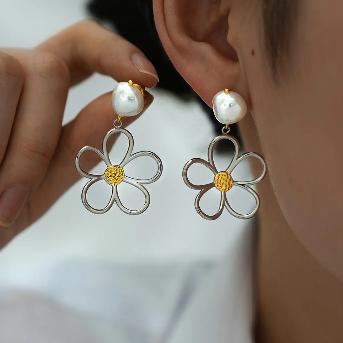 

Fashionable Hollow Daisy Pearls Design Stainless Steel Earrings 18K Gold Plated Waterproof Ladies Jewelry For Daily Wear Etc